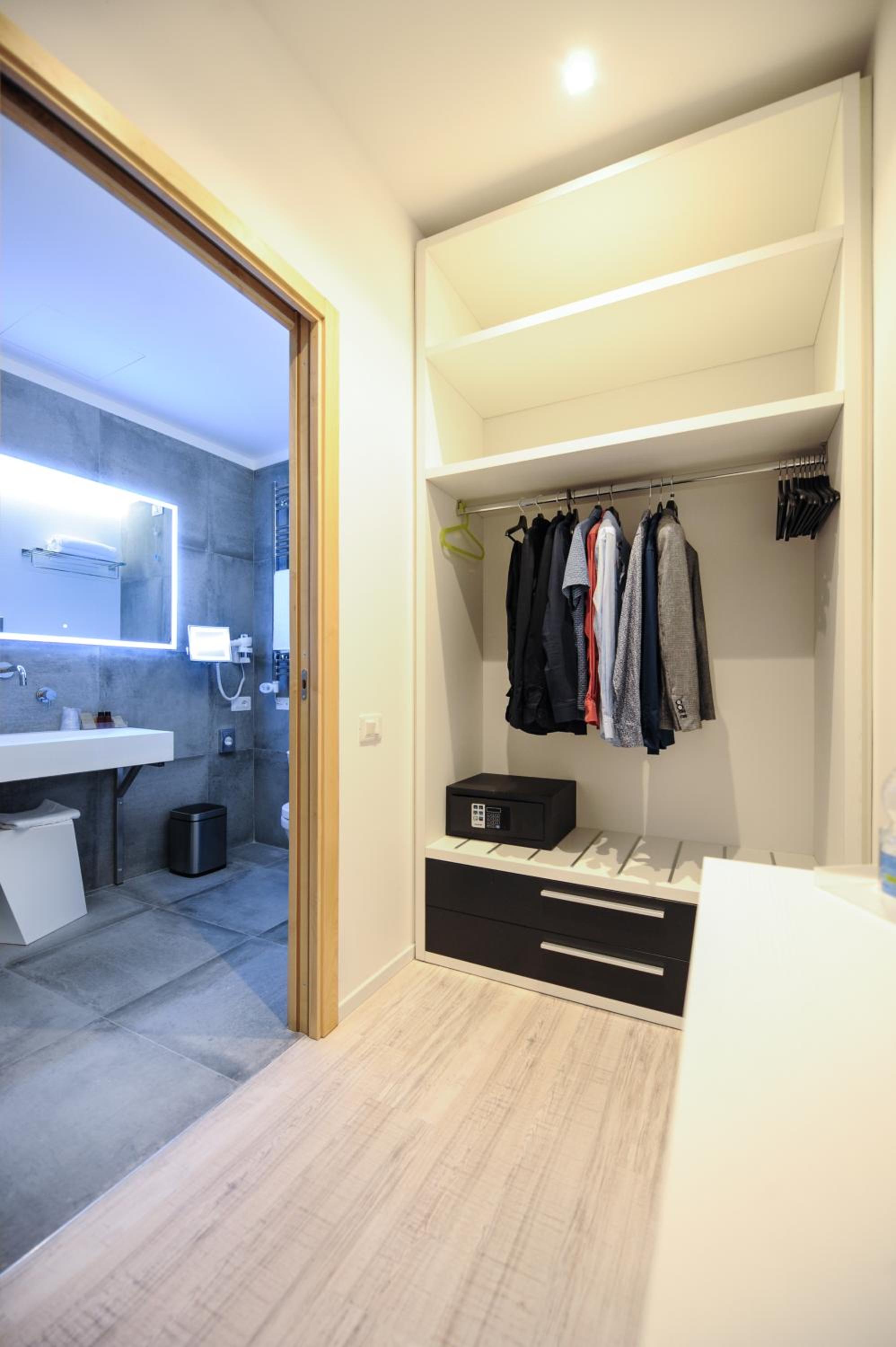 Standard Triple Room with Beach Access - Photo 8