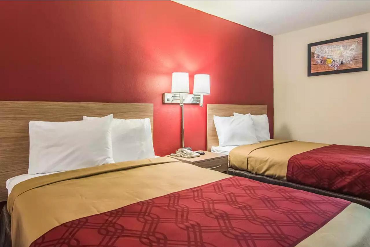 Deluxe Double Room with Two Double Beds - Smoking photo 1