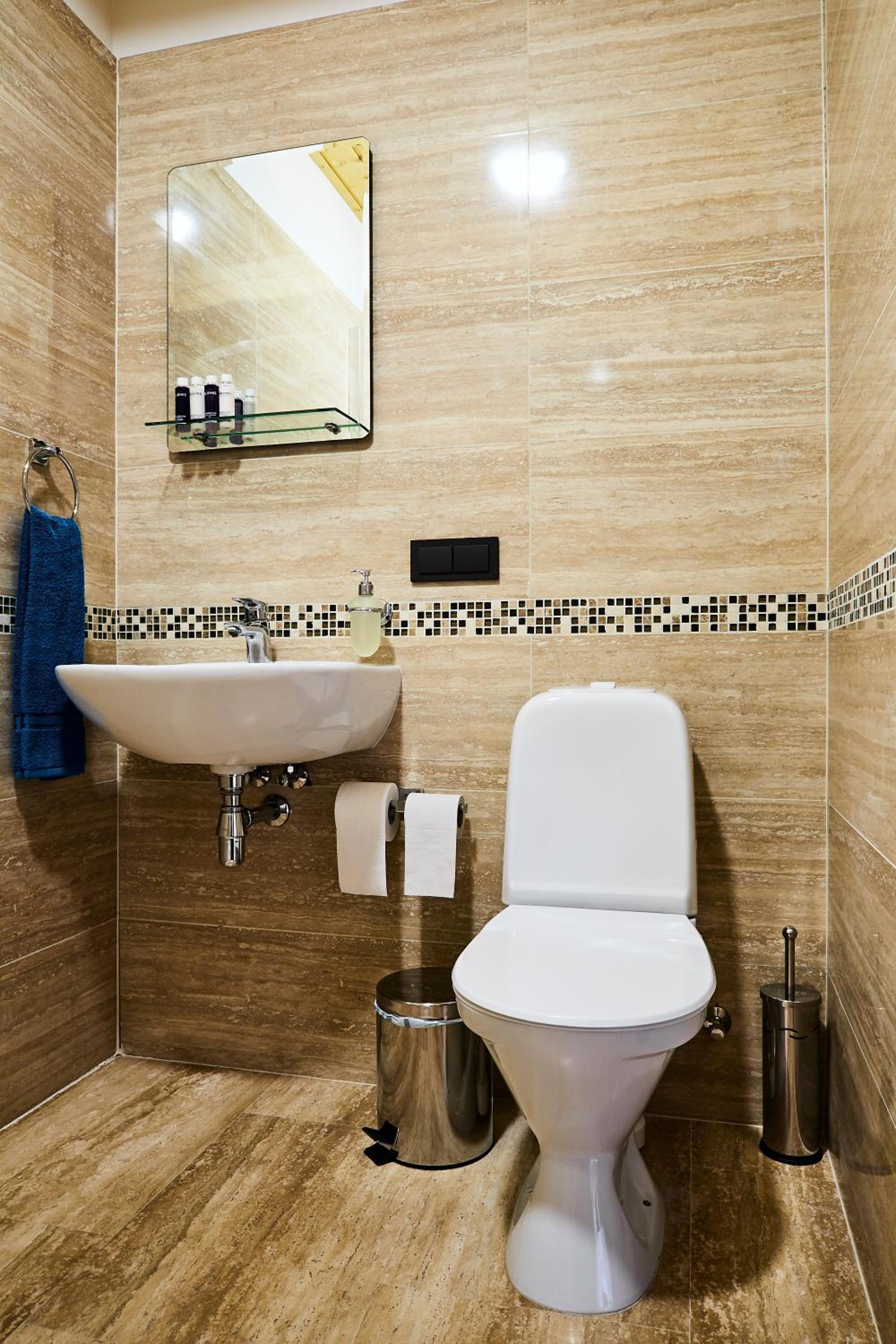 Double Room with Lake View - Photo 4