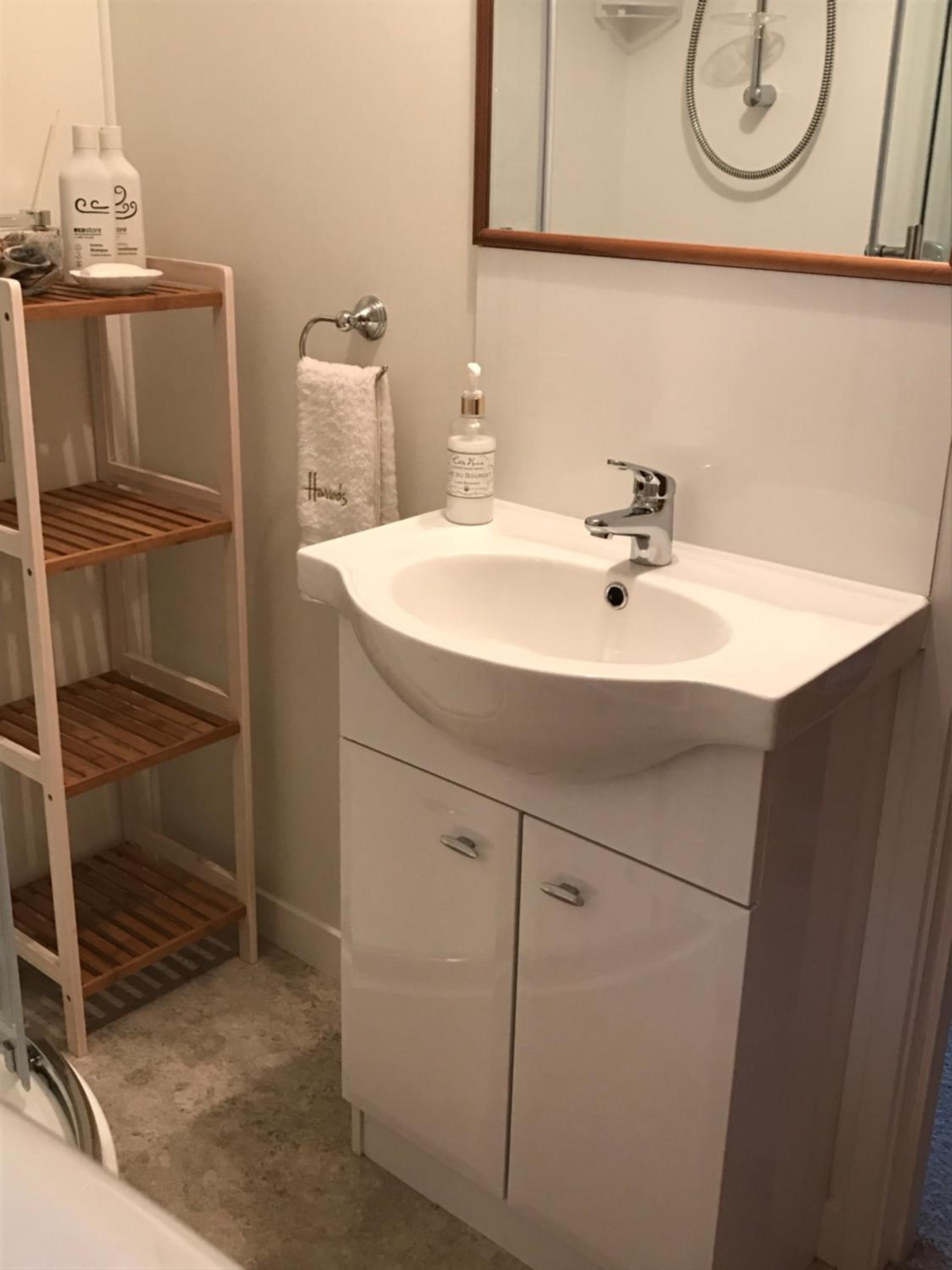 Double Room with Private Bathroom - Photo 7
