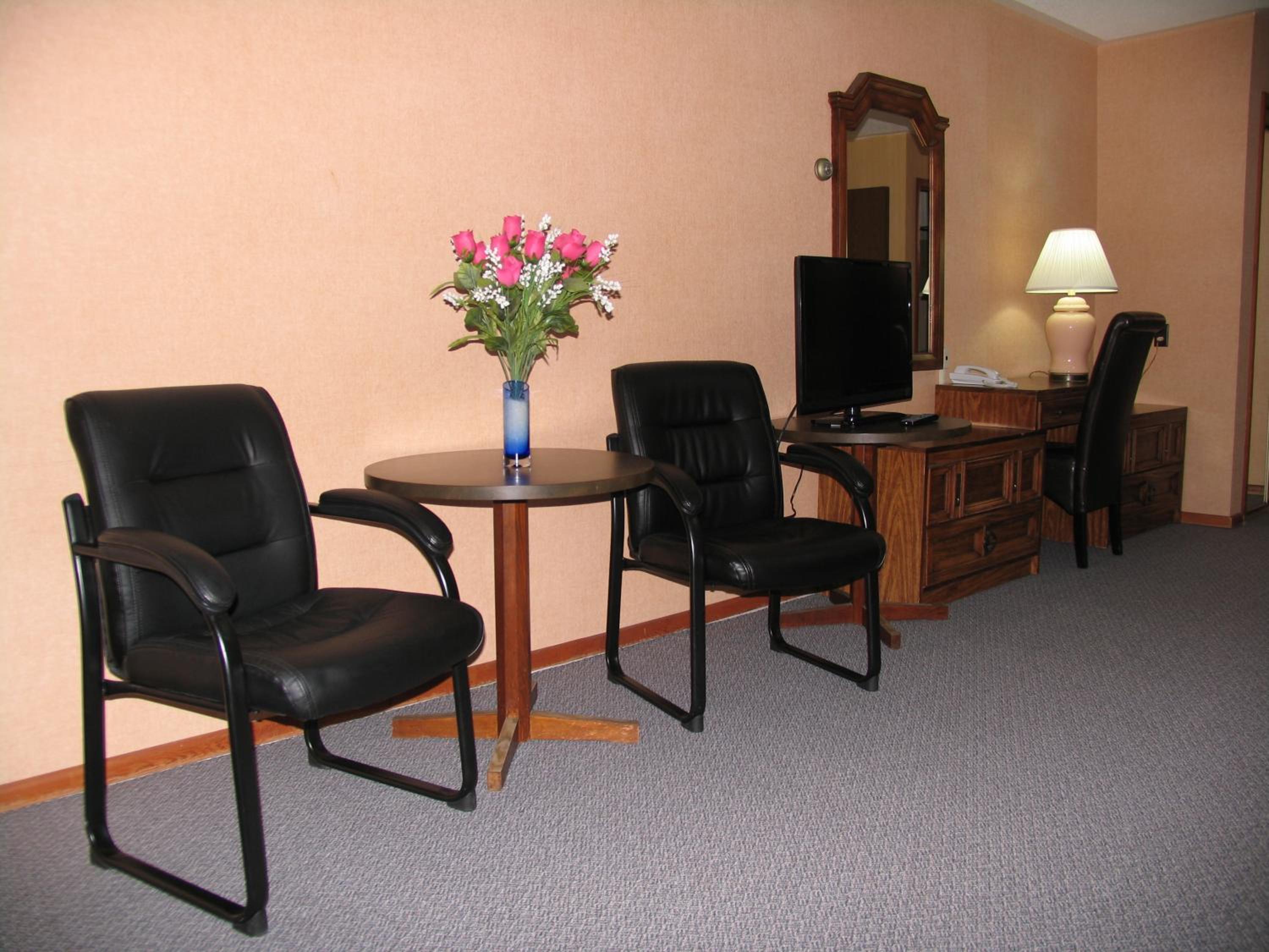 Queen Room with Three Queen Beds photo 2