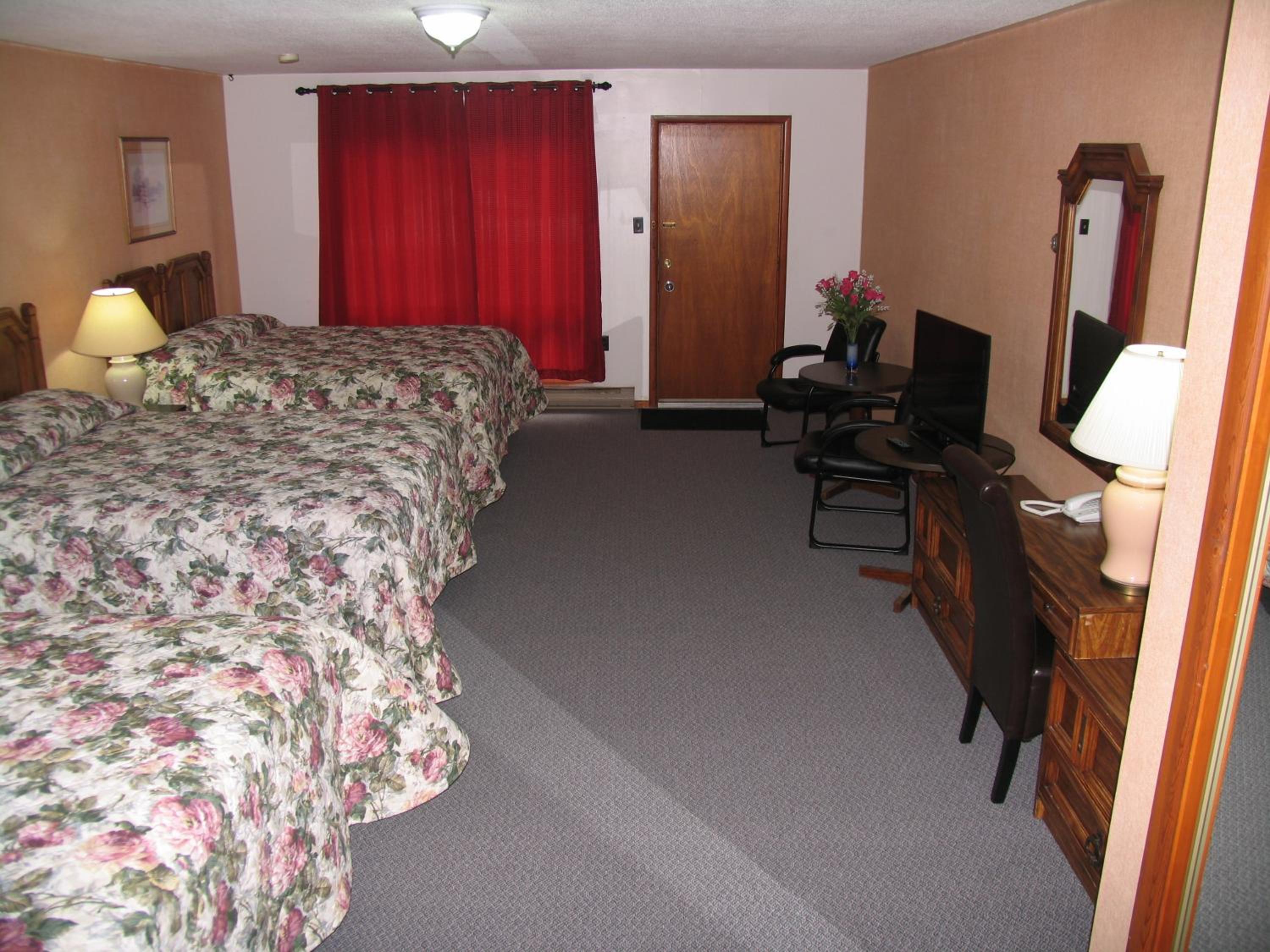 Queen Room with Three Queen Beds photo 3