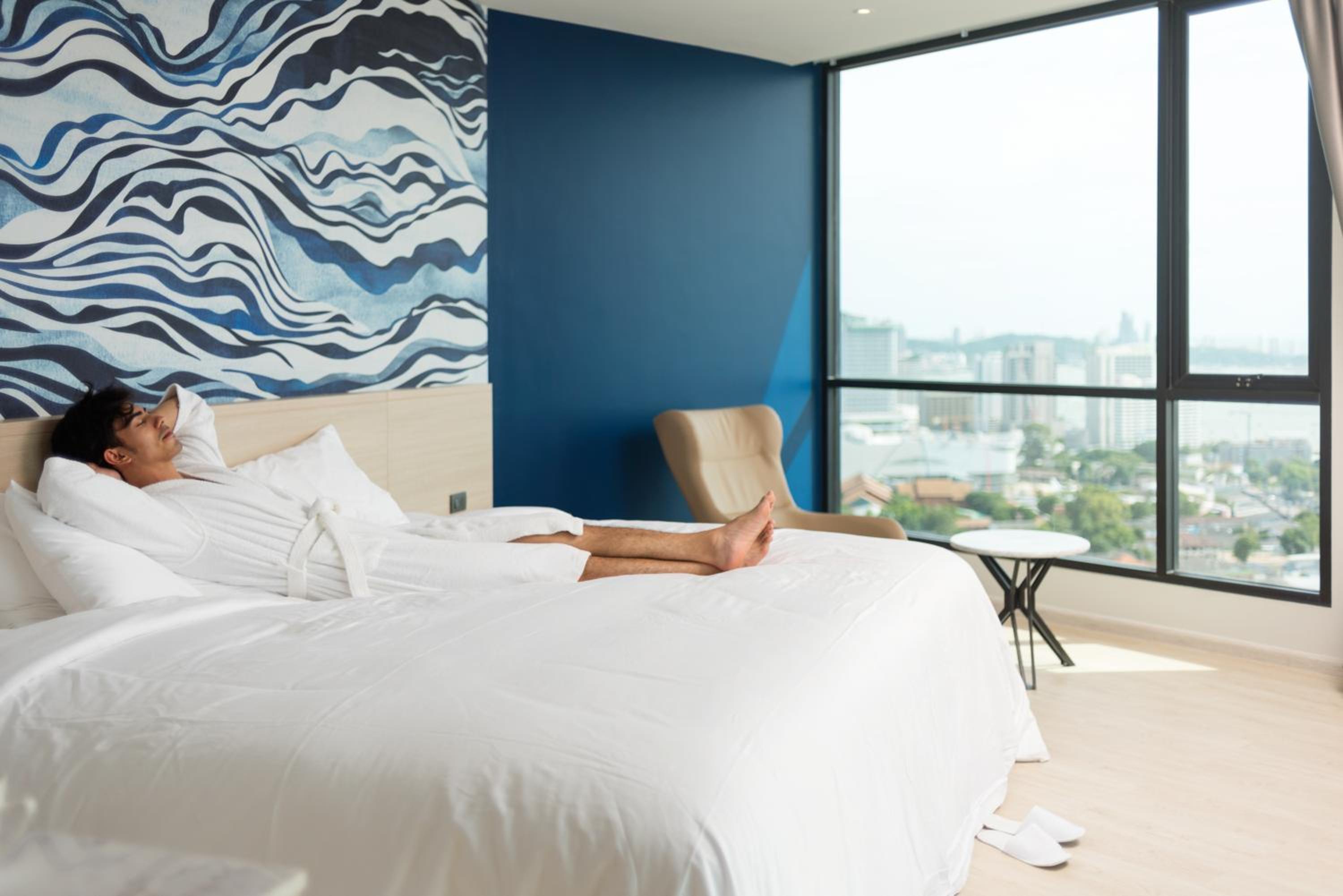 Grand Deluxe Corner Room with Sea View - Photo 4