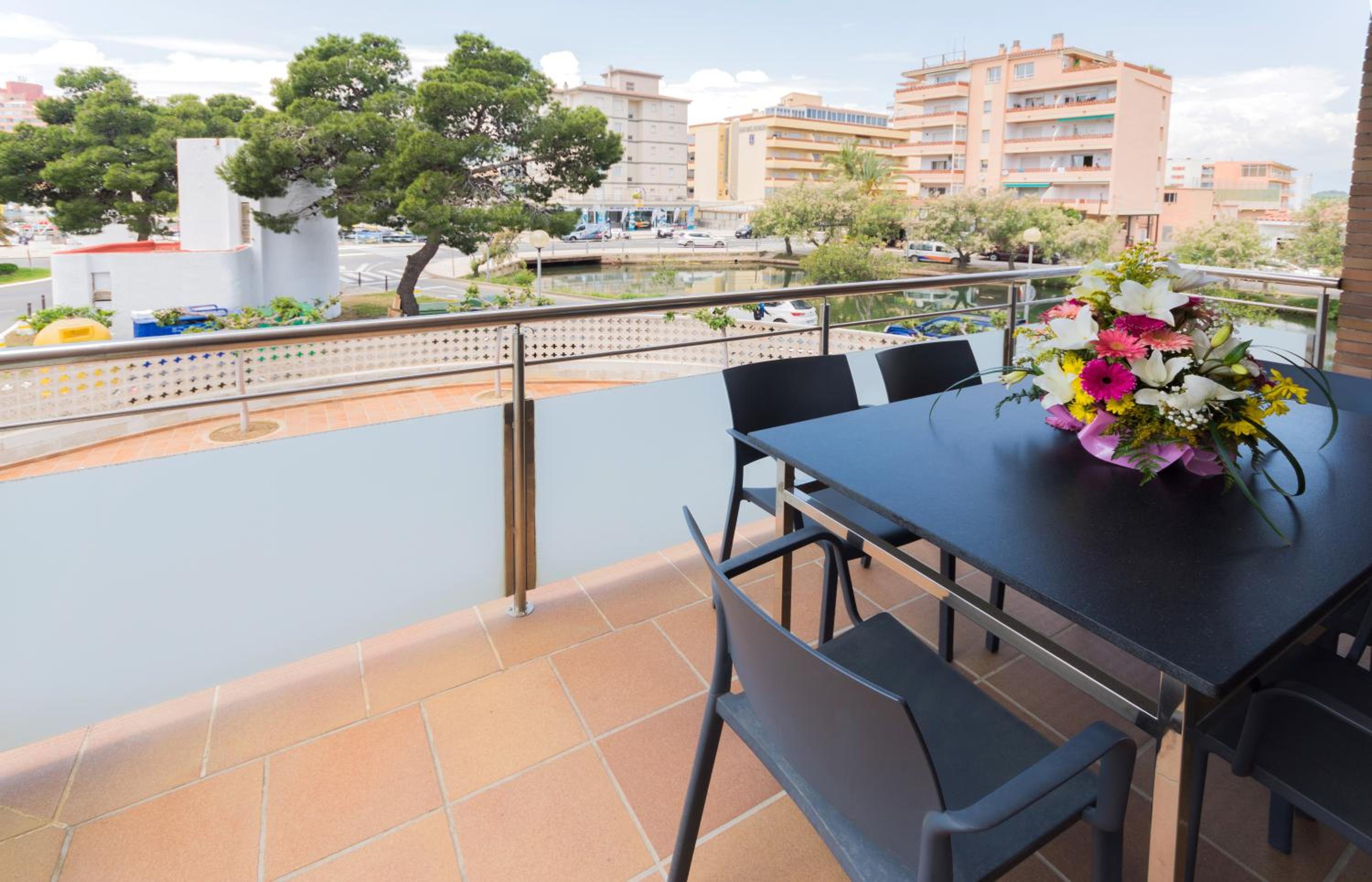 Two-Bedroom Apartment with Pool View photo 3
