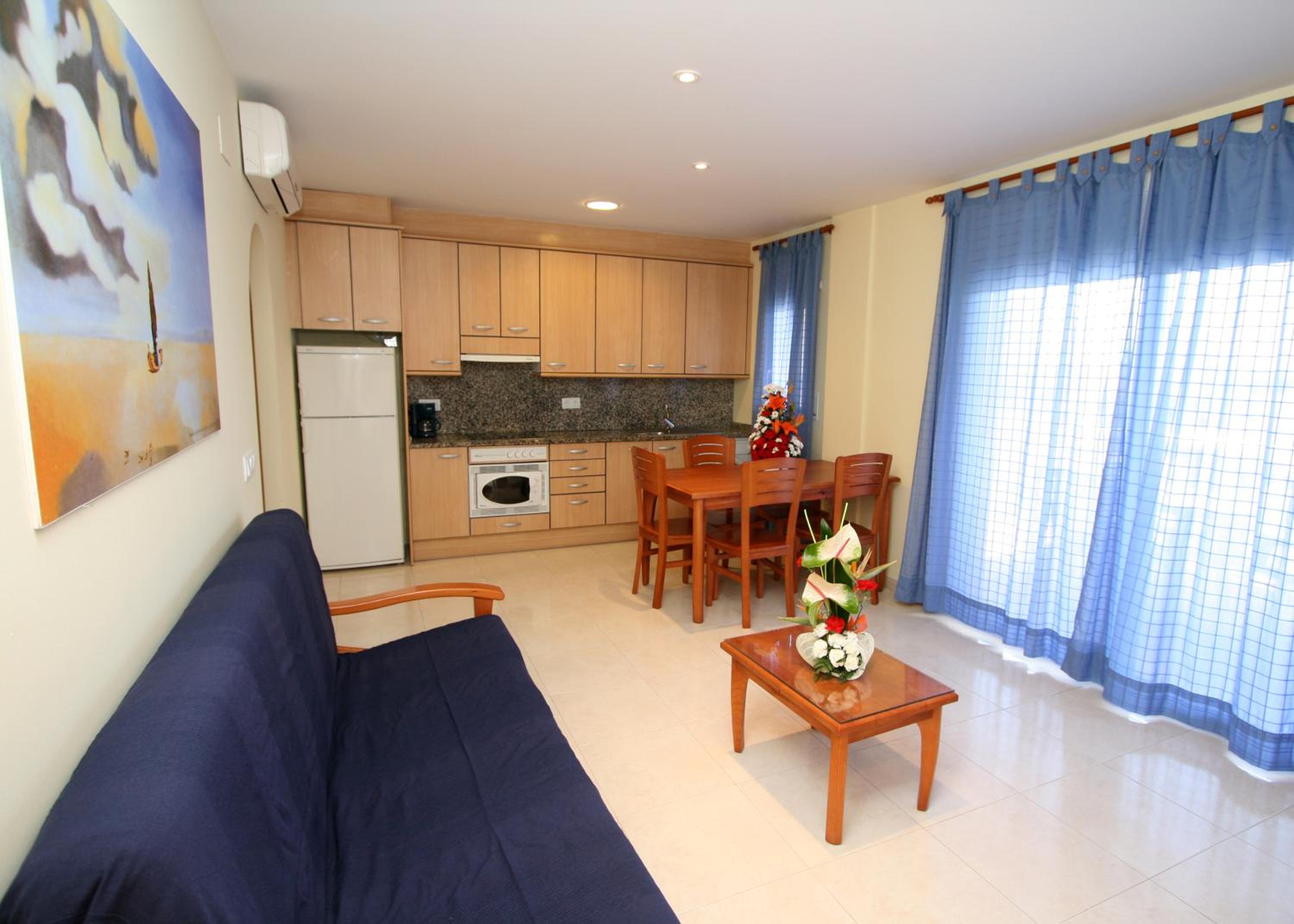 Apartamento de Dos Dormitorios con Vista a la Piscina