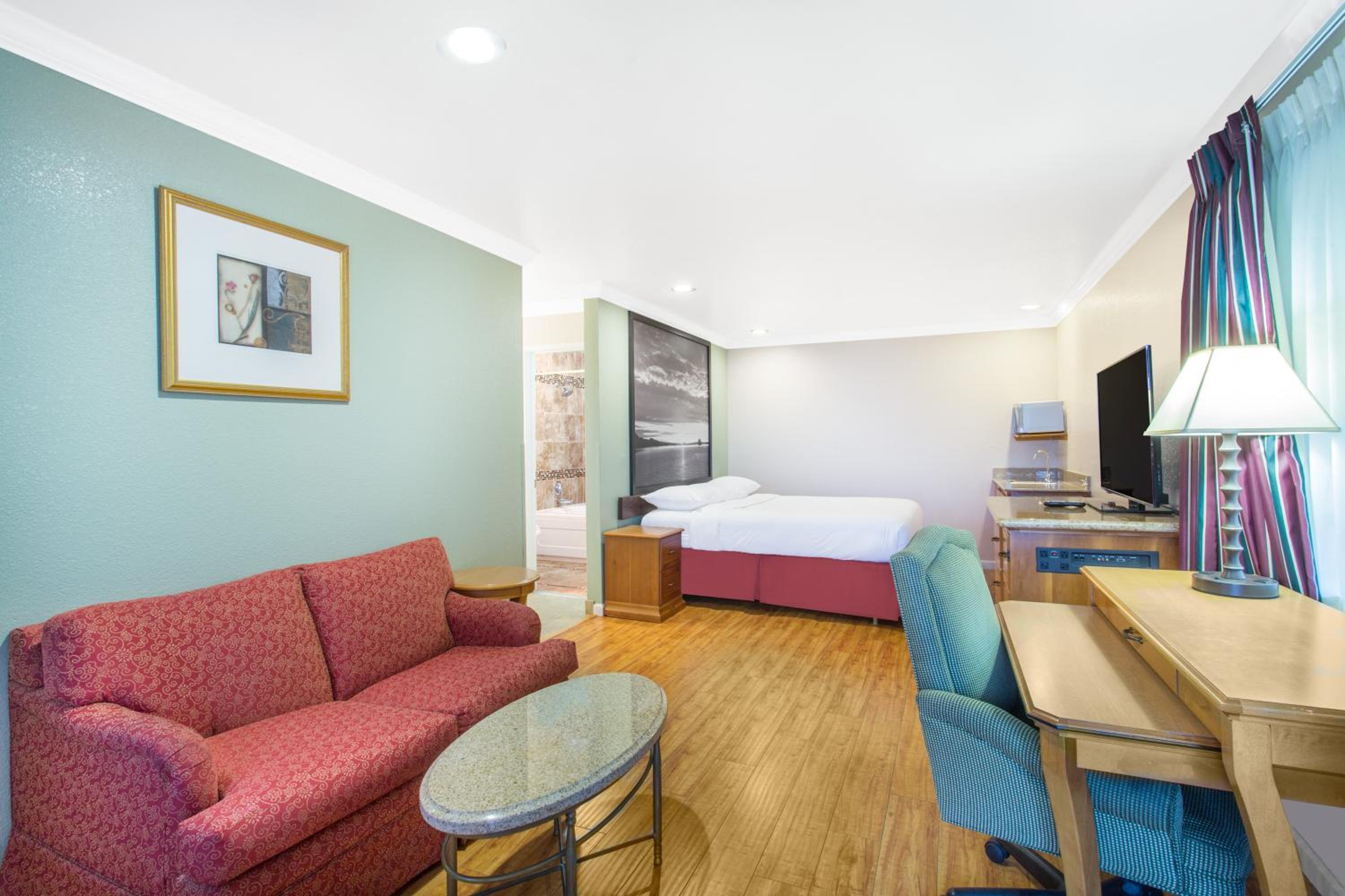 King Suite - Non-Smoking - Photo 2