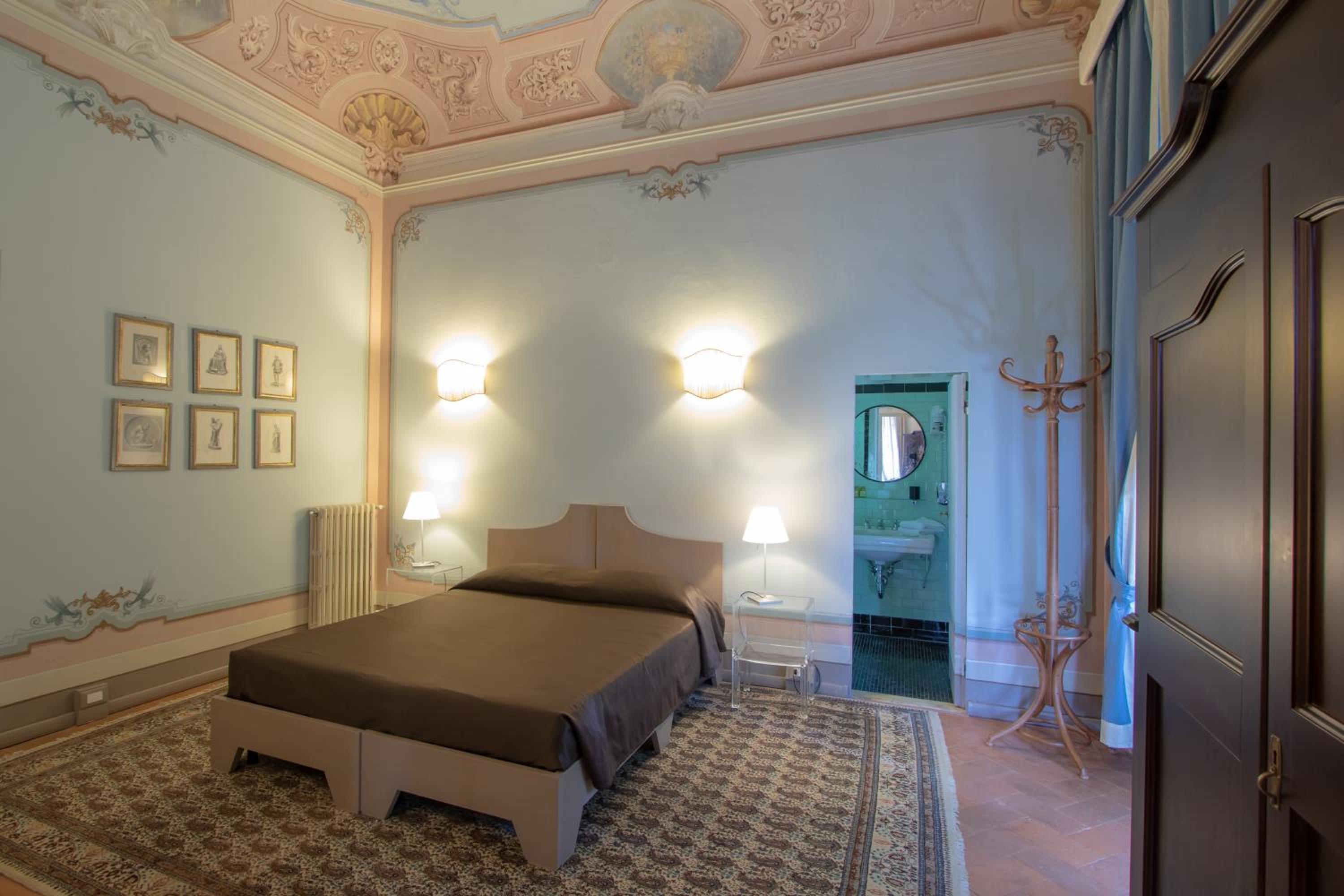 Deluxe Double or Twin Room with City View - Photo 4