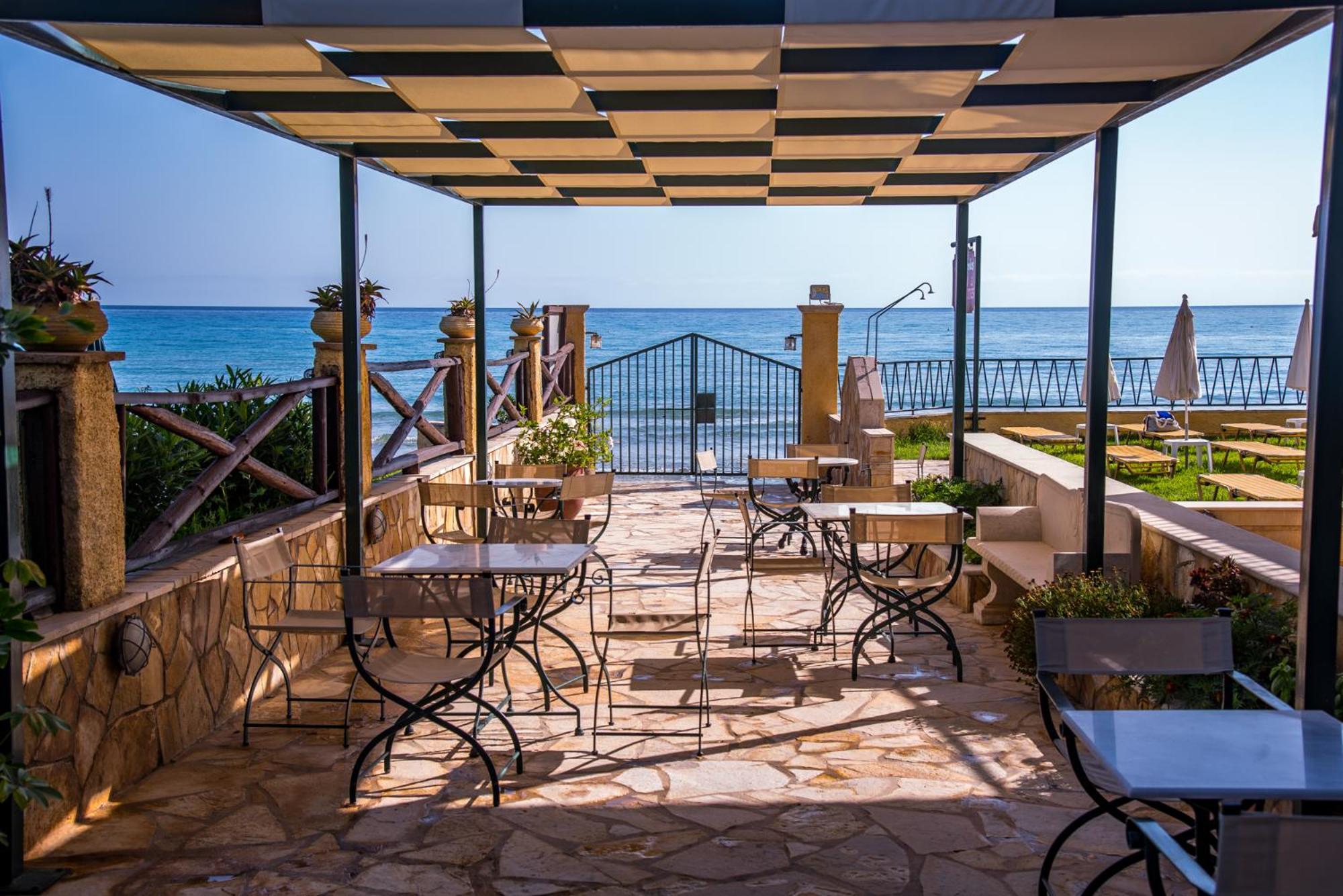 Two-Bedroom Suite with Garden View and Sea View (2 Guests) - Photo 3