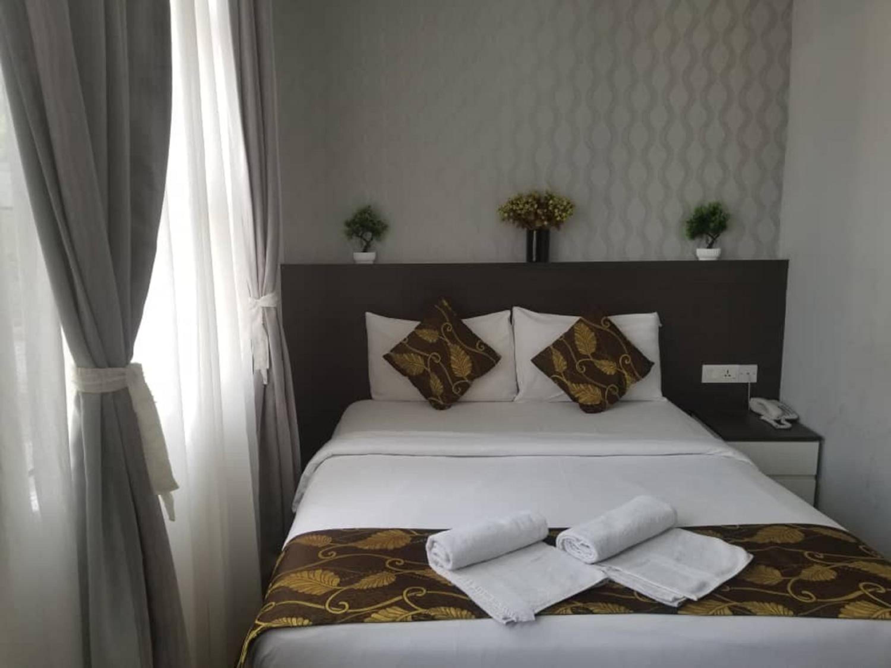 Deluxe Queen Room with Window