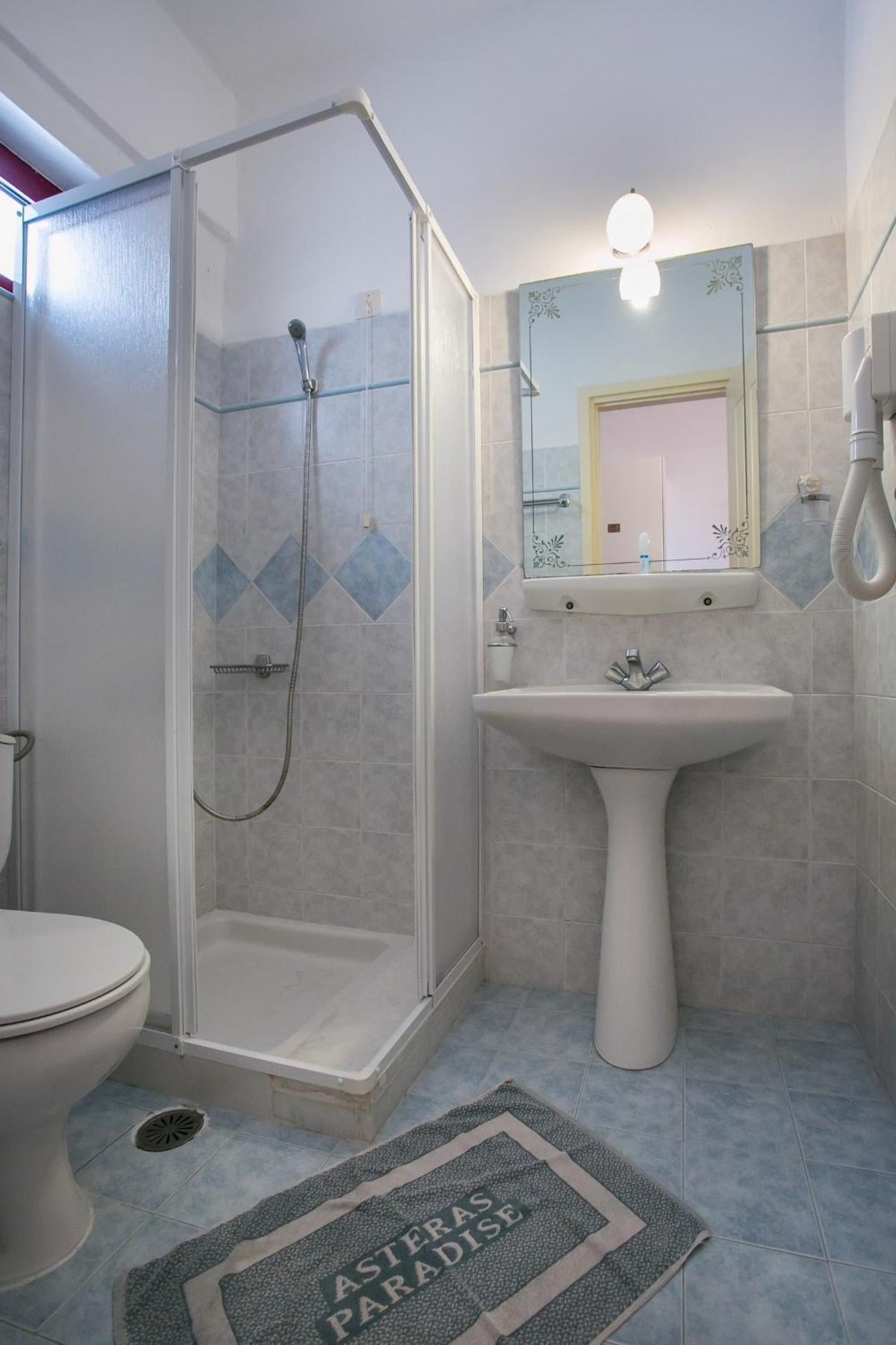 Double or Twin Room with Partial Sea View - Photo 10