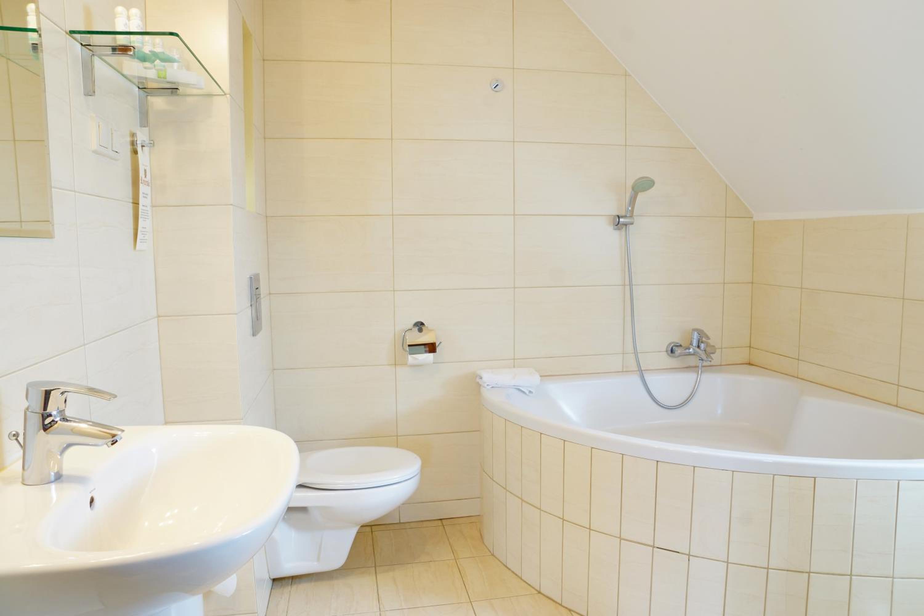 Standard Double or Twin Room - Photo 10