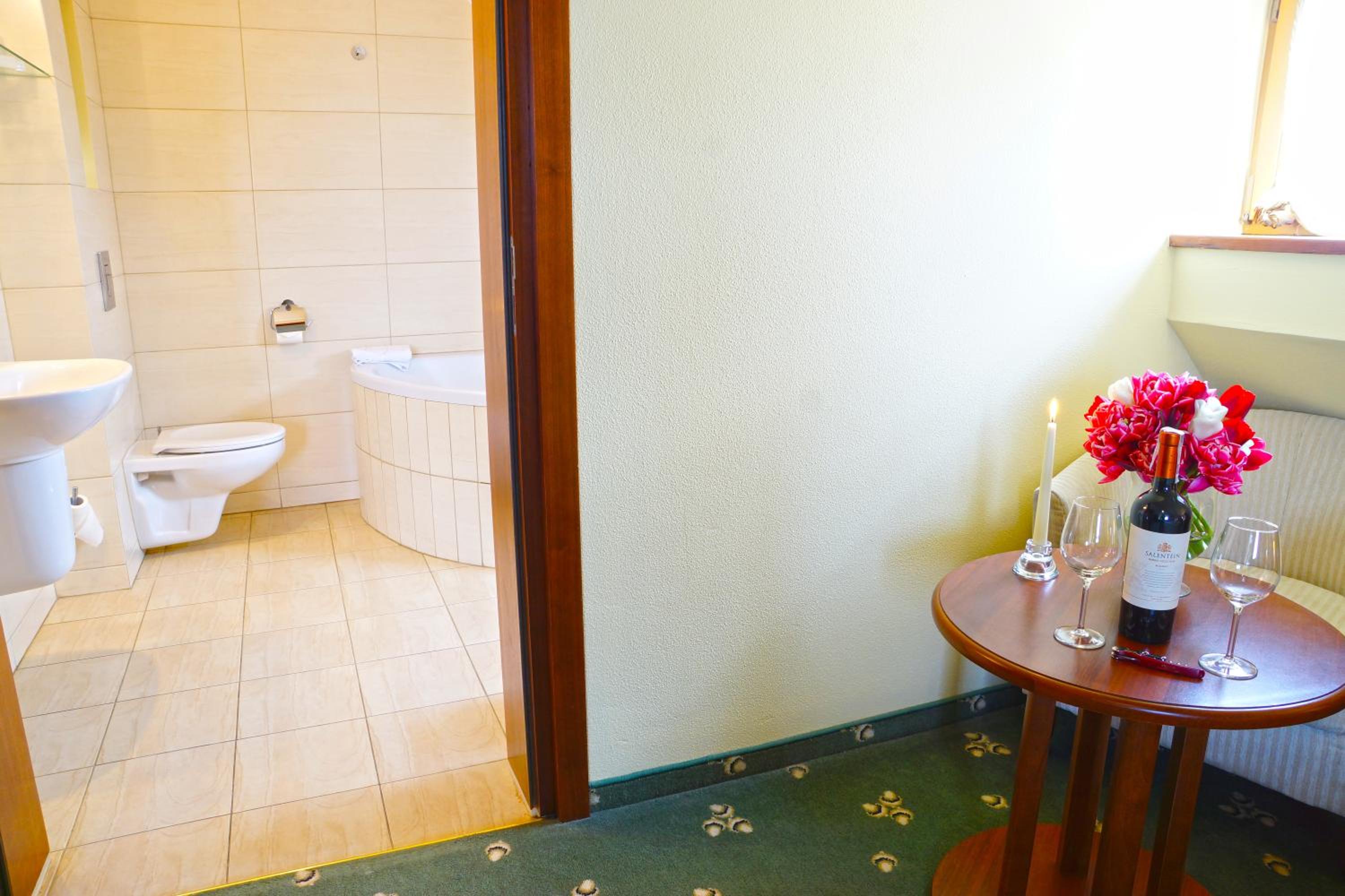 Standard Double or Twin Room - Photo 11