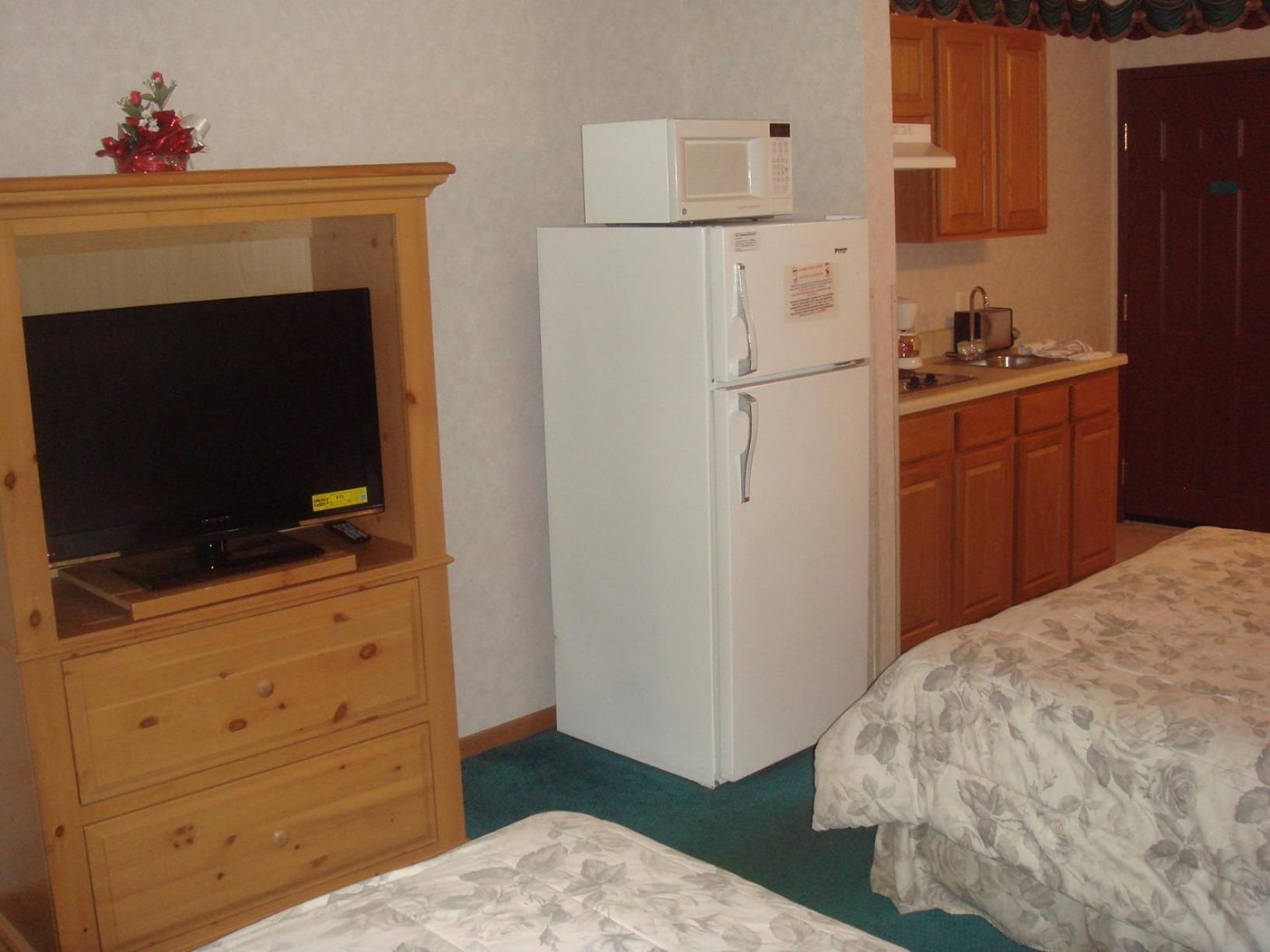 Queen Room with Two Queen Beds photo 2