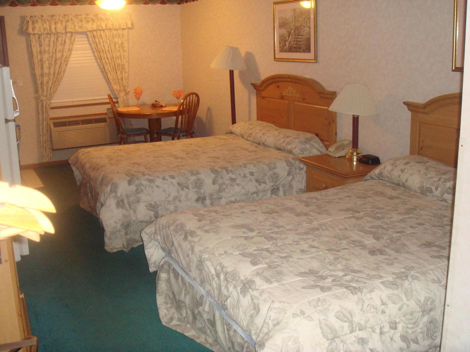Queen Room with Two Queen Beds photo 1