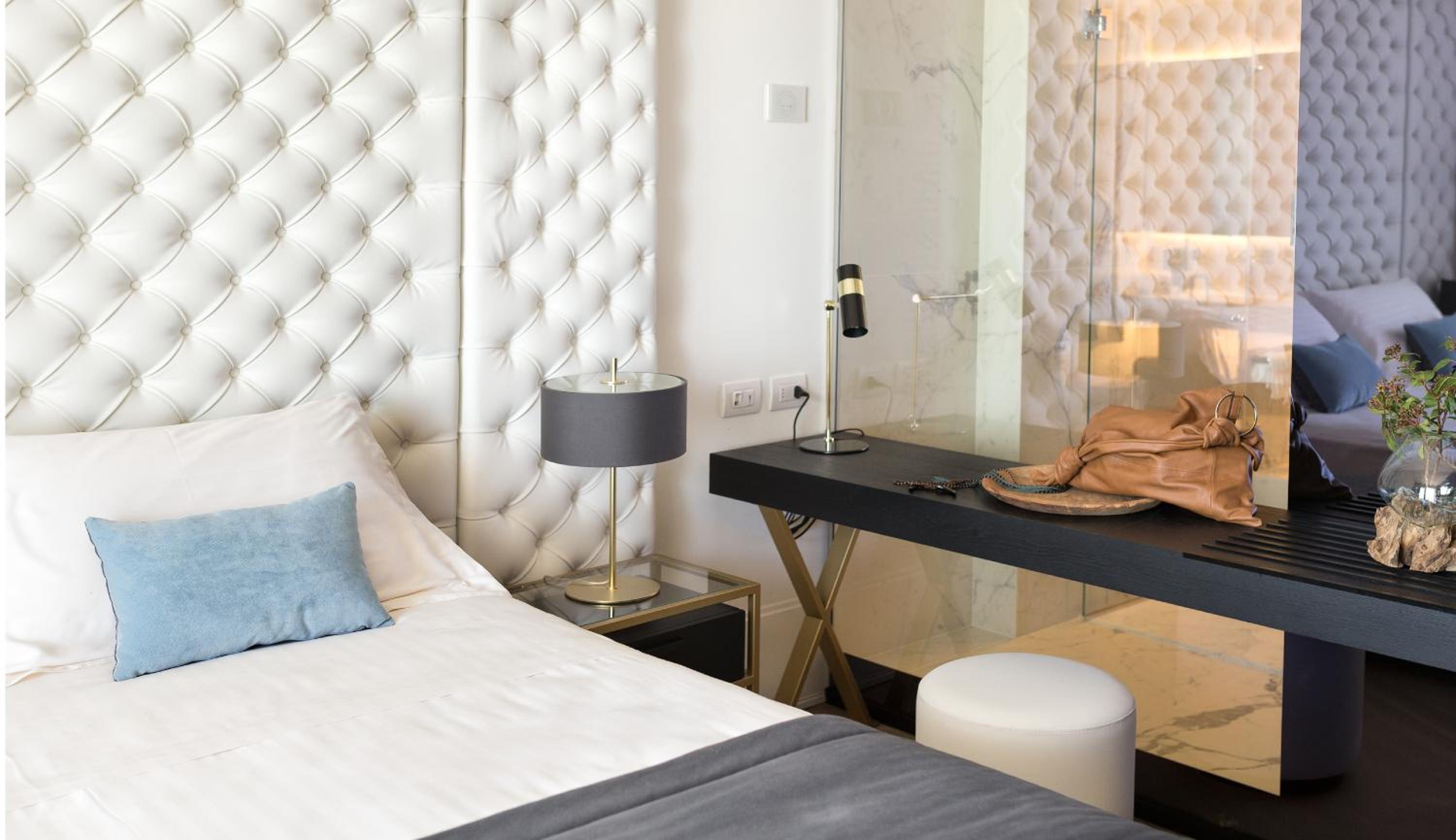 Queen Room with Sea View - Photo 13