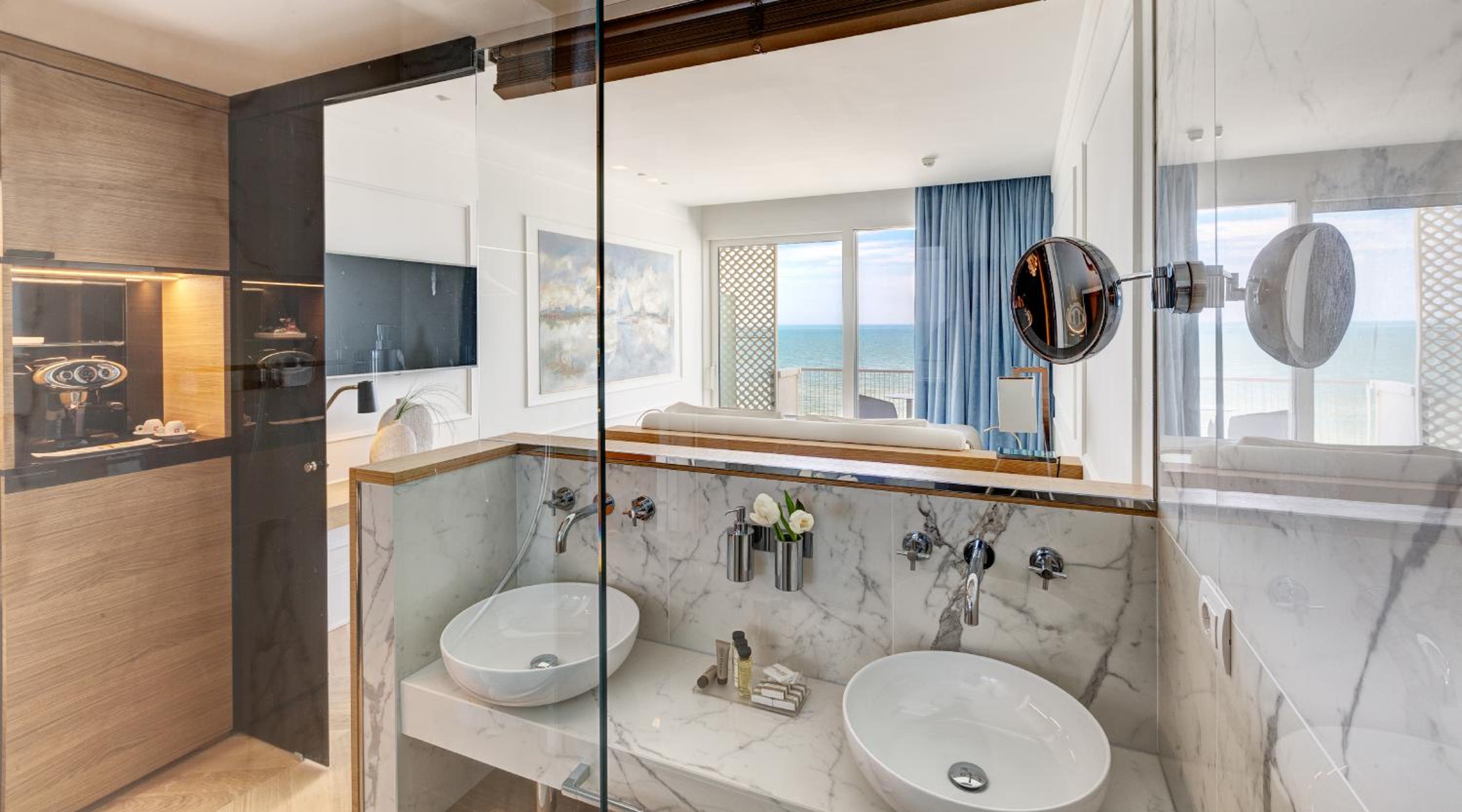 Queen Room with Sea View - Photo 12
