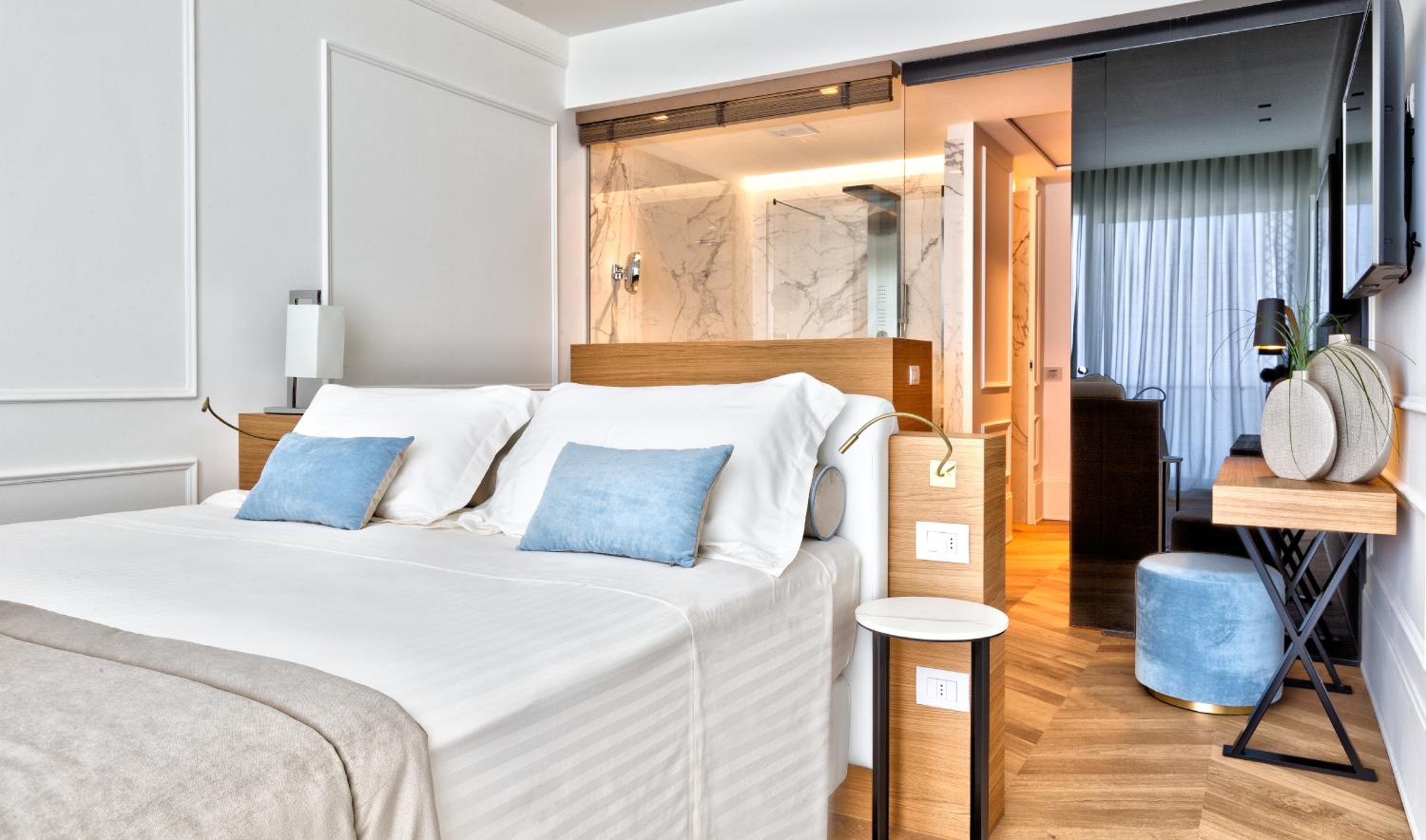 Queen Room with Sea View - Photo 10