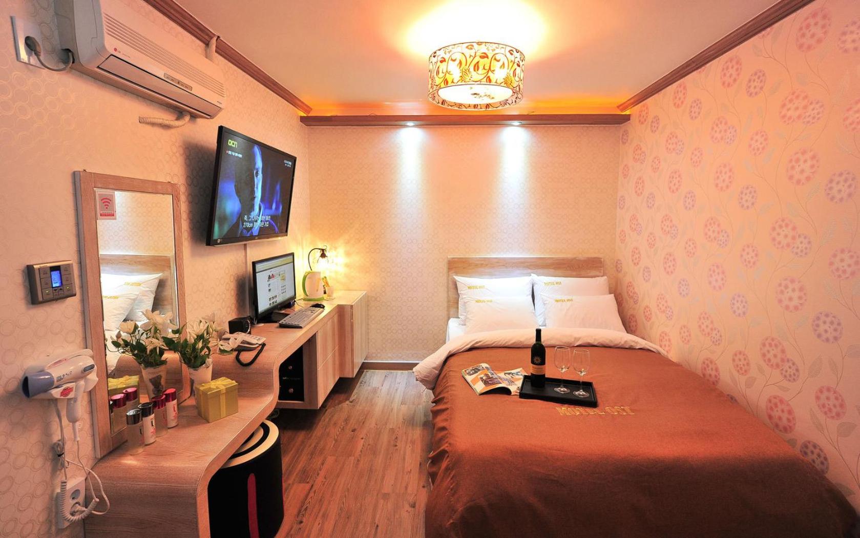 Deluxe Double Room - Photo 11