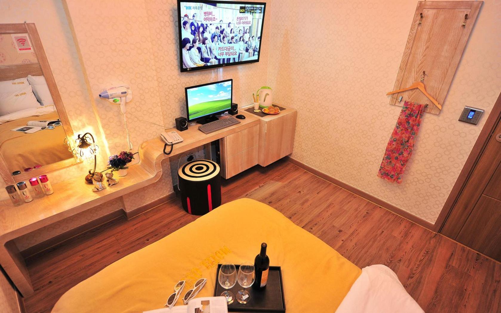 Deluxe Double Room - Photo 9