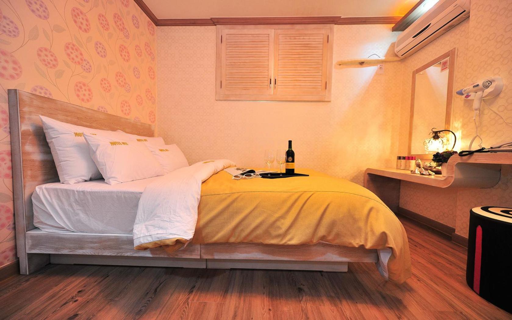 Deluxe Double Room - Photo 19