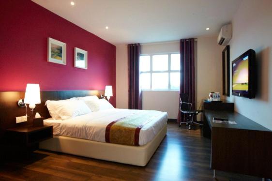 Deluxe King Room photo 1