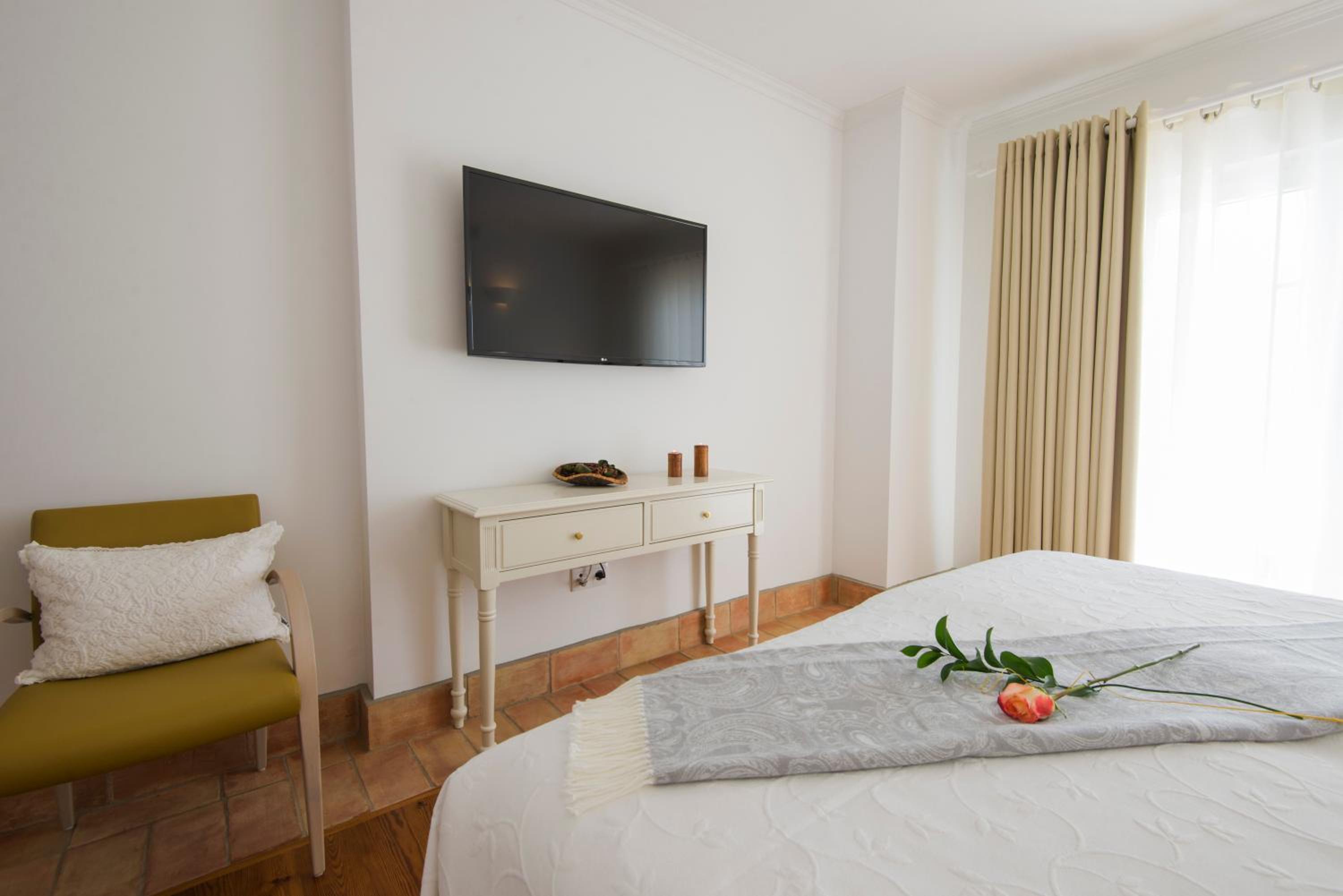 Double Room with Balcony - Photo 8