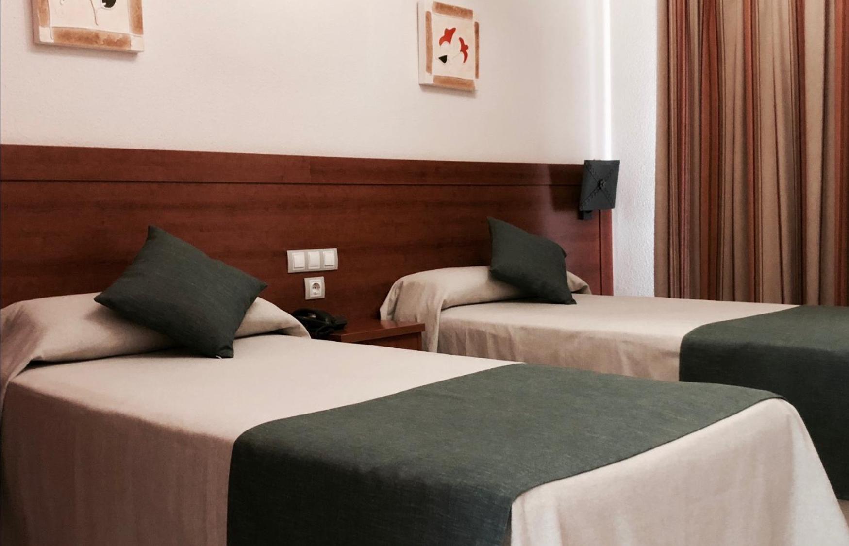 Double or Twin Room - Photo 3