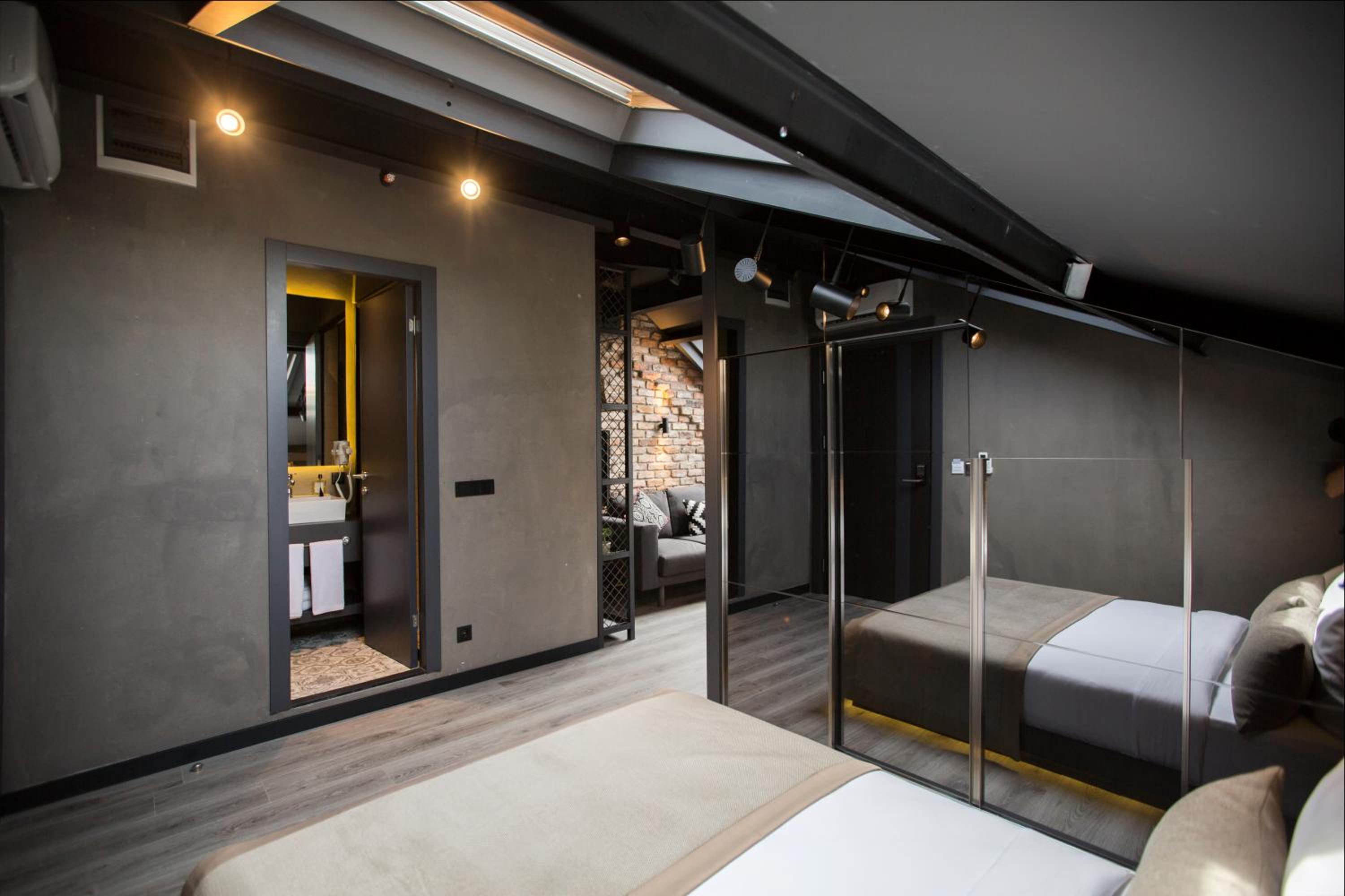 Corner Suite with Jakuzzi & Sea View photo 3