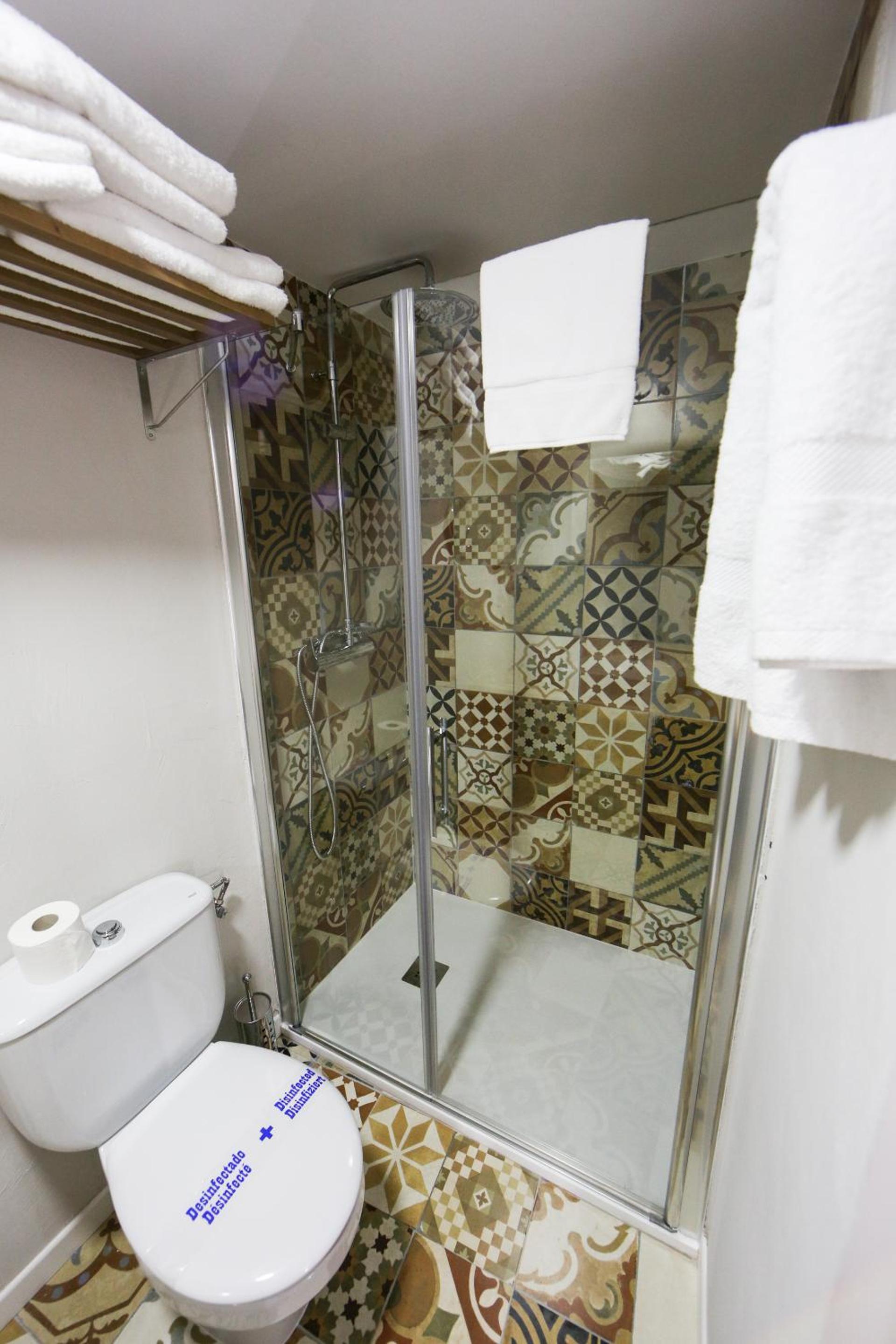 Double Room with Balcony and Street View photo 3