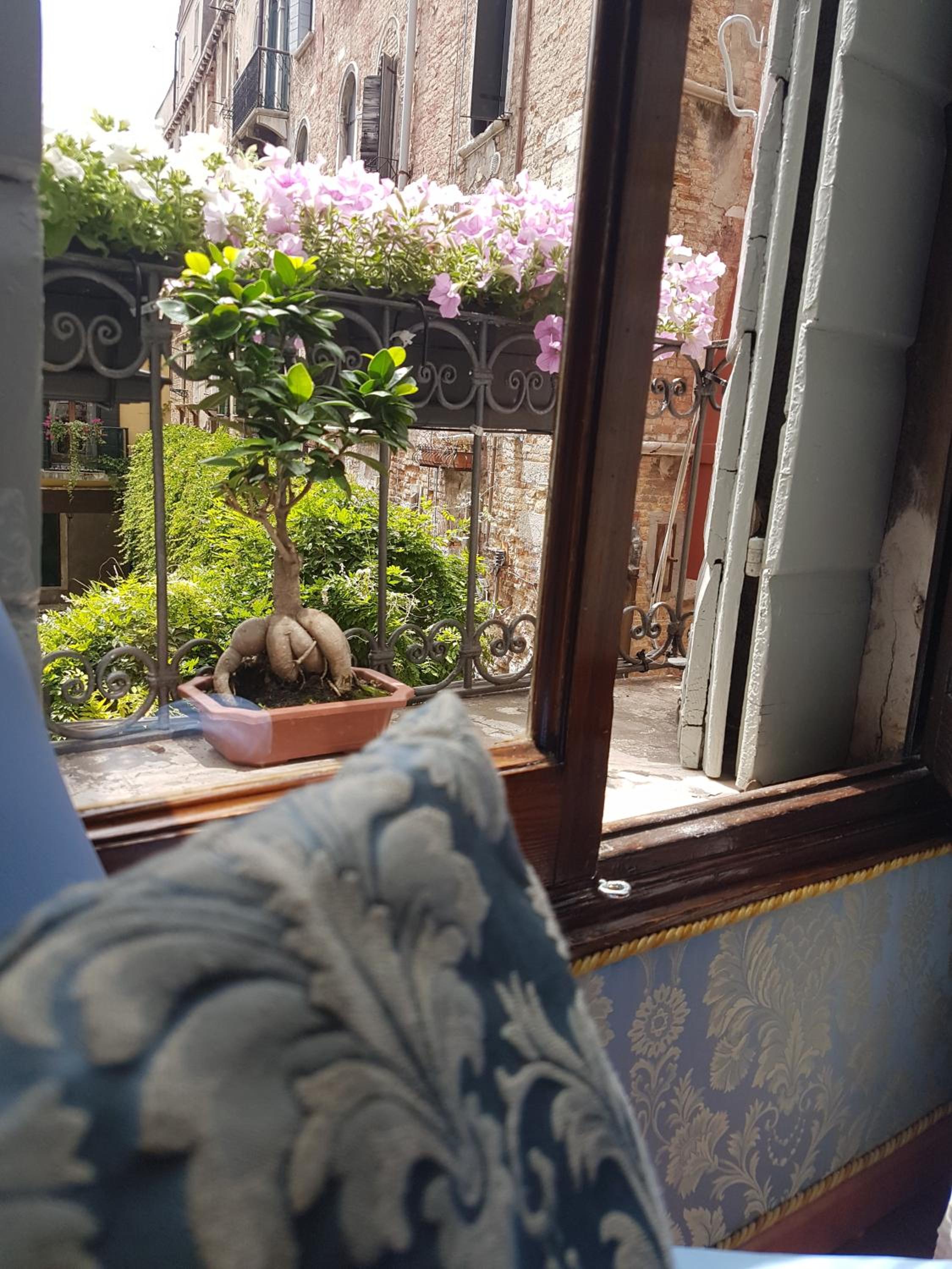 Deluxe Junior Suite "Alvise Dandolo" with Canal View photo 2