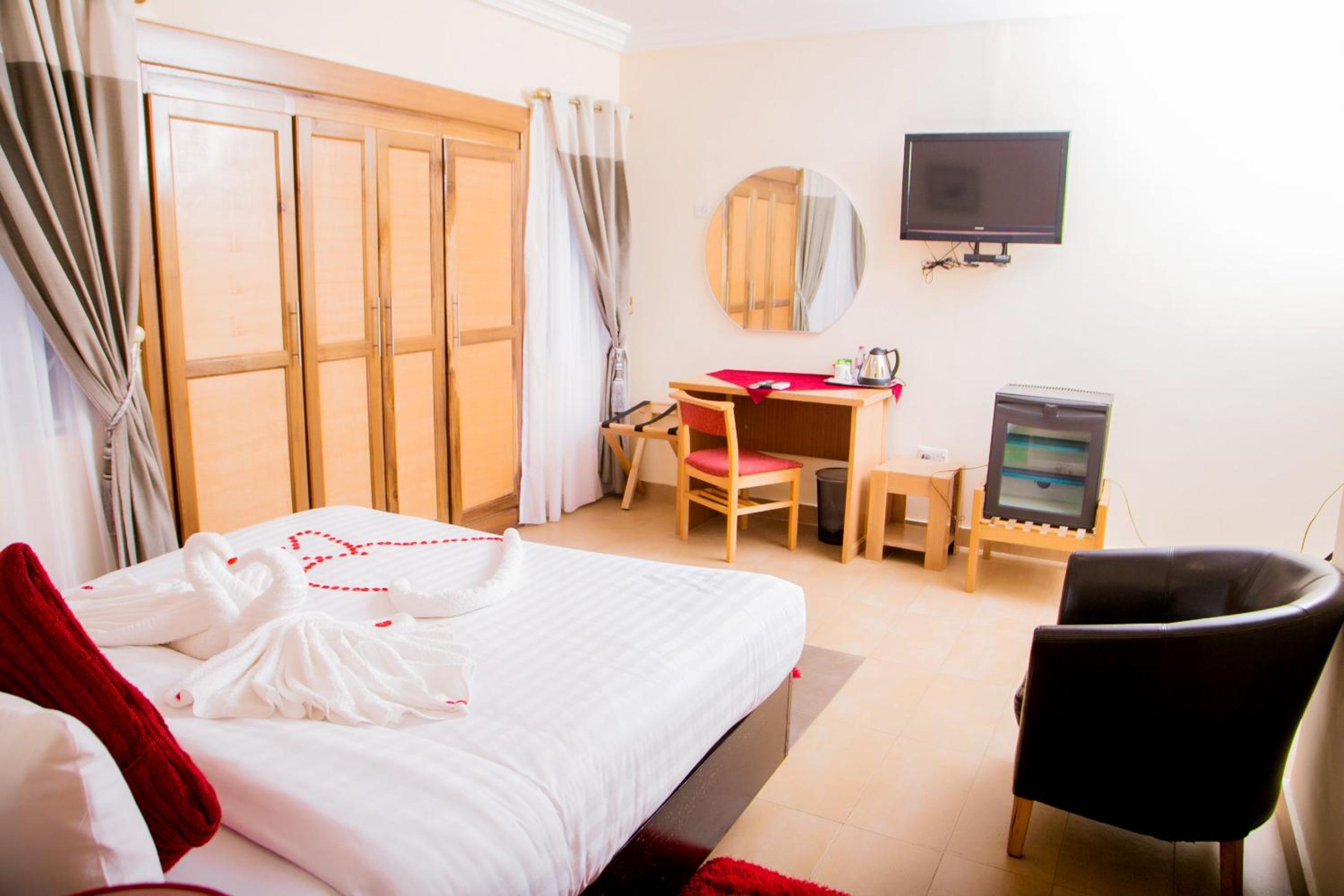 Queen Room photo 2