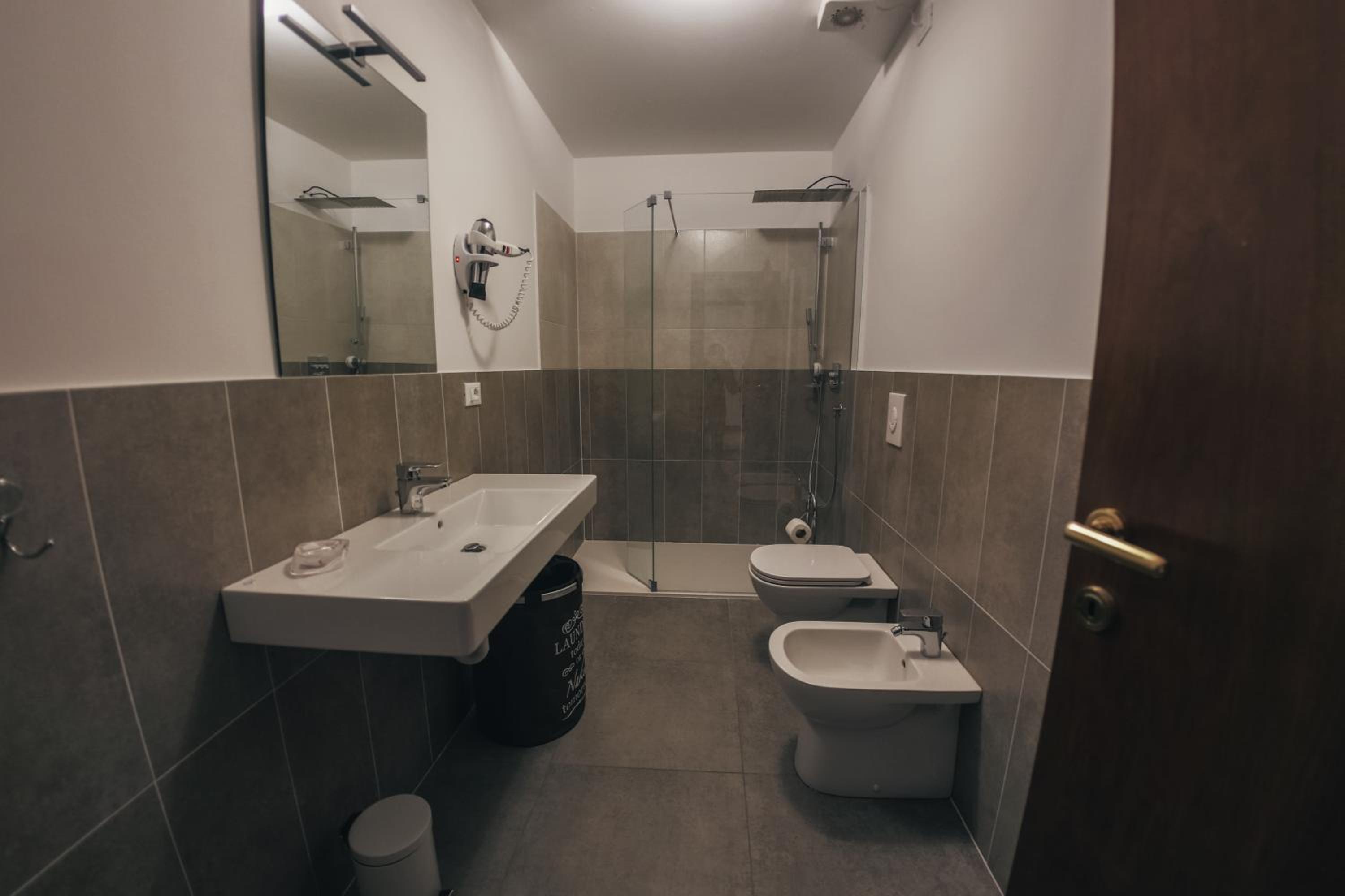 Standard Triple Room - Photo 8