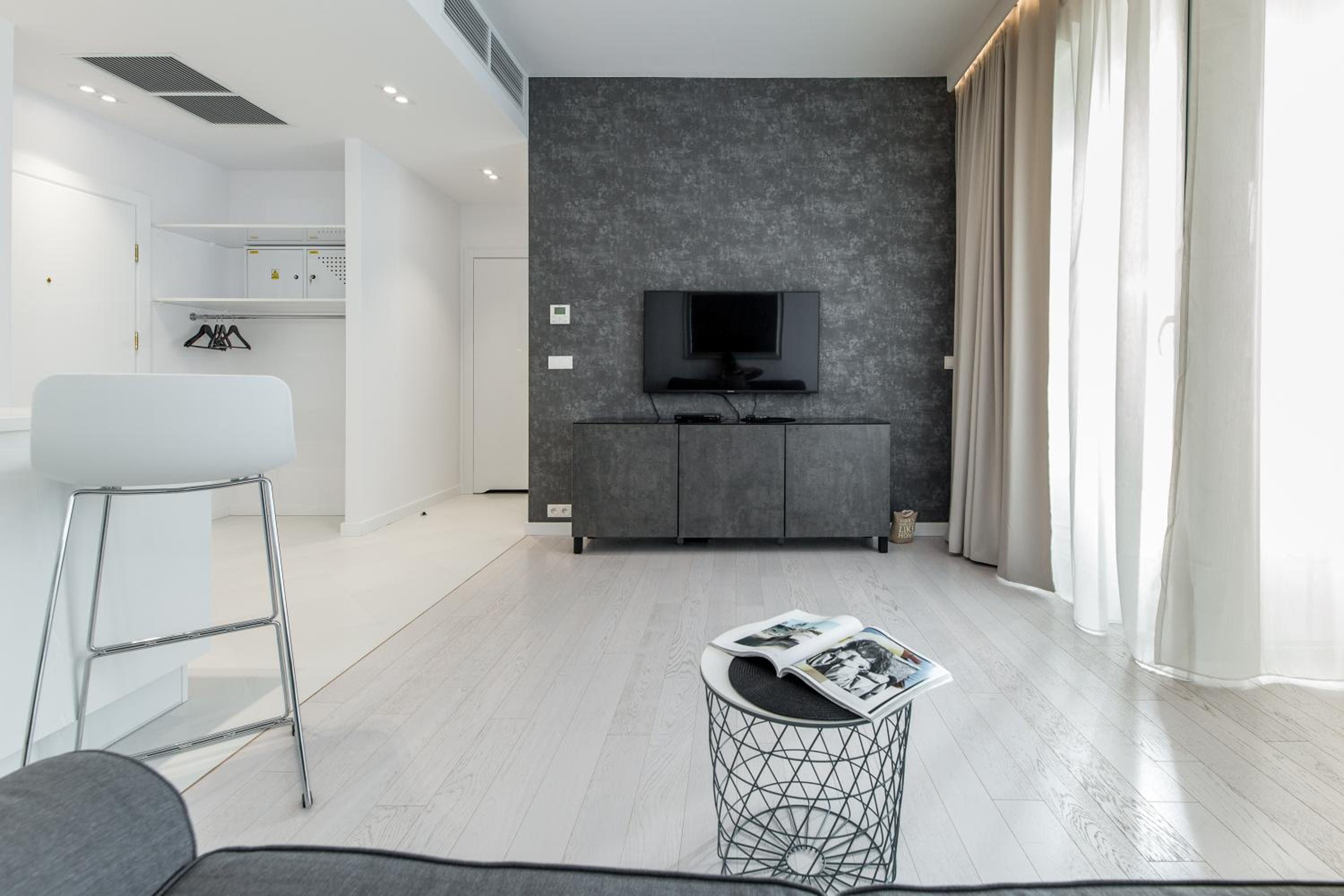 Deluxe One-Bedroom Apartment with Partial Sea View - III photo 1