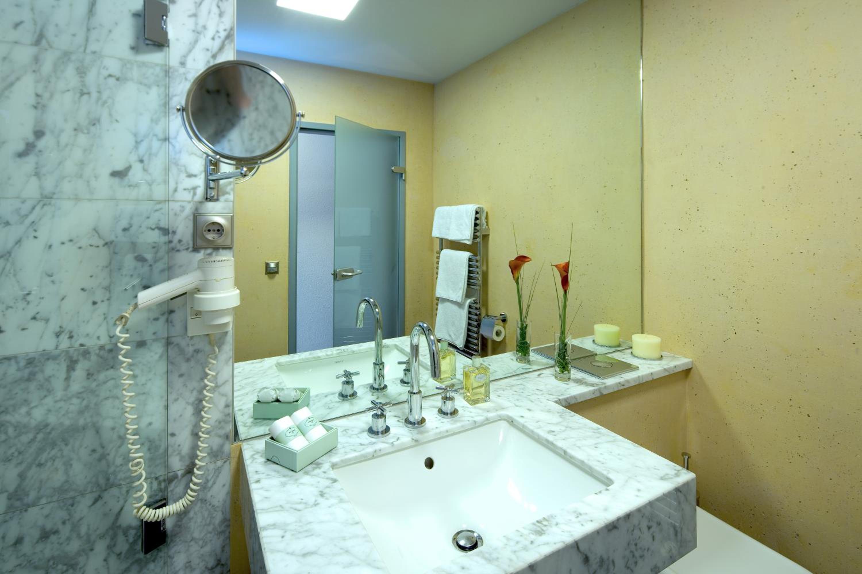 Business Double or Twin Room - Photo 3