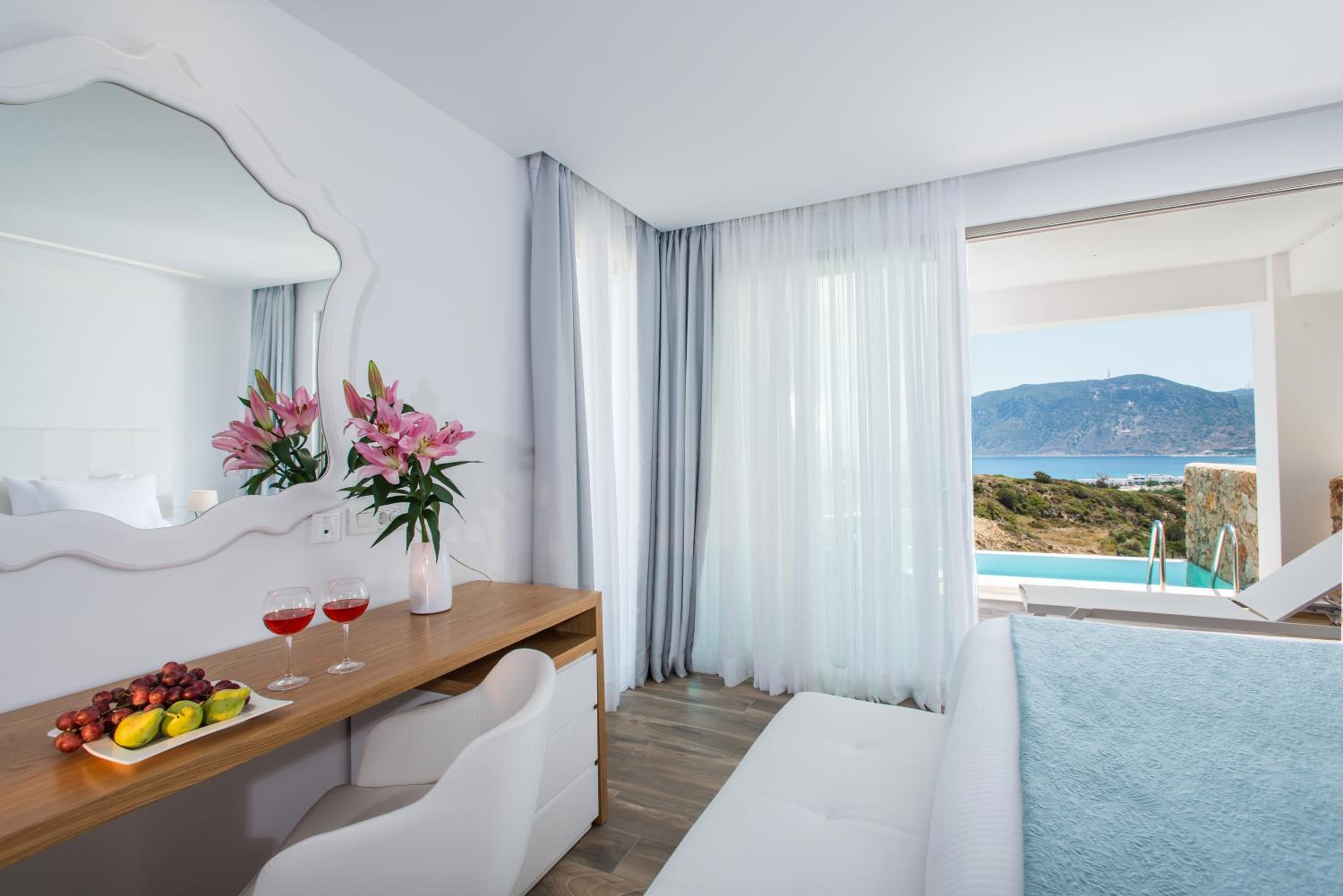 Junior Suite with Private Pool and Sea View