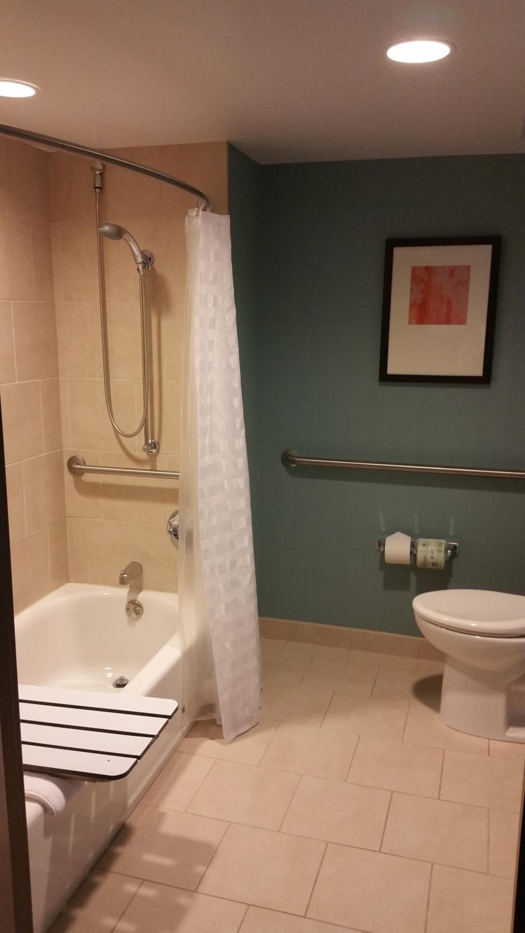 Queen Room with Two Queen Beds and Accessible Tub - Disability Access - Photo 3