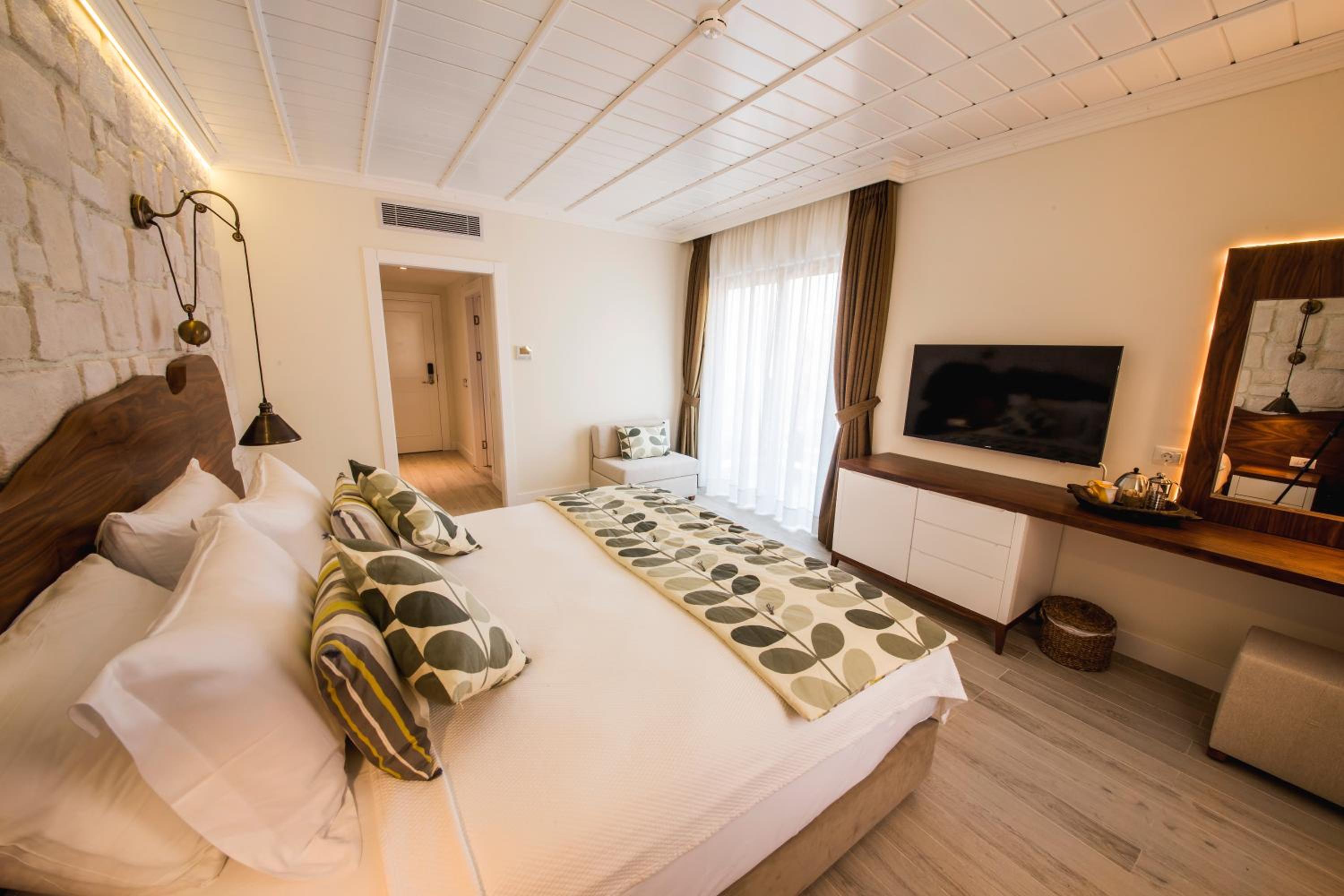 Deluxe Room with Side Sea View