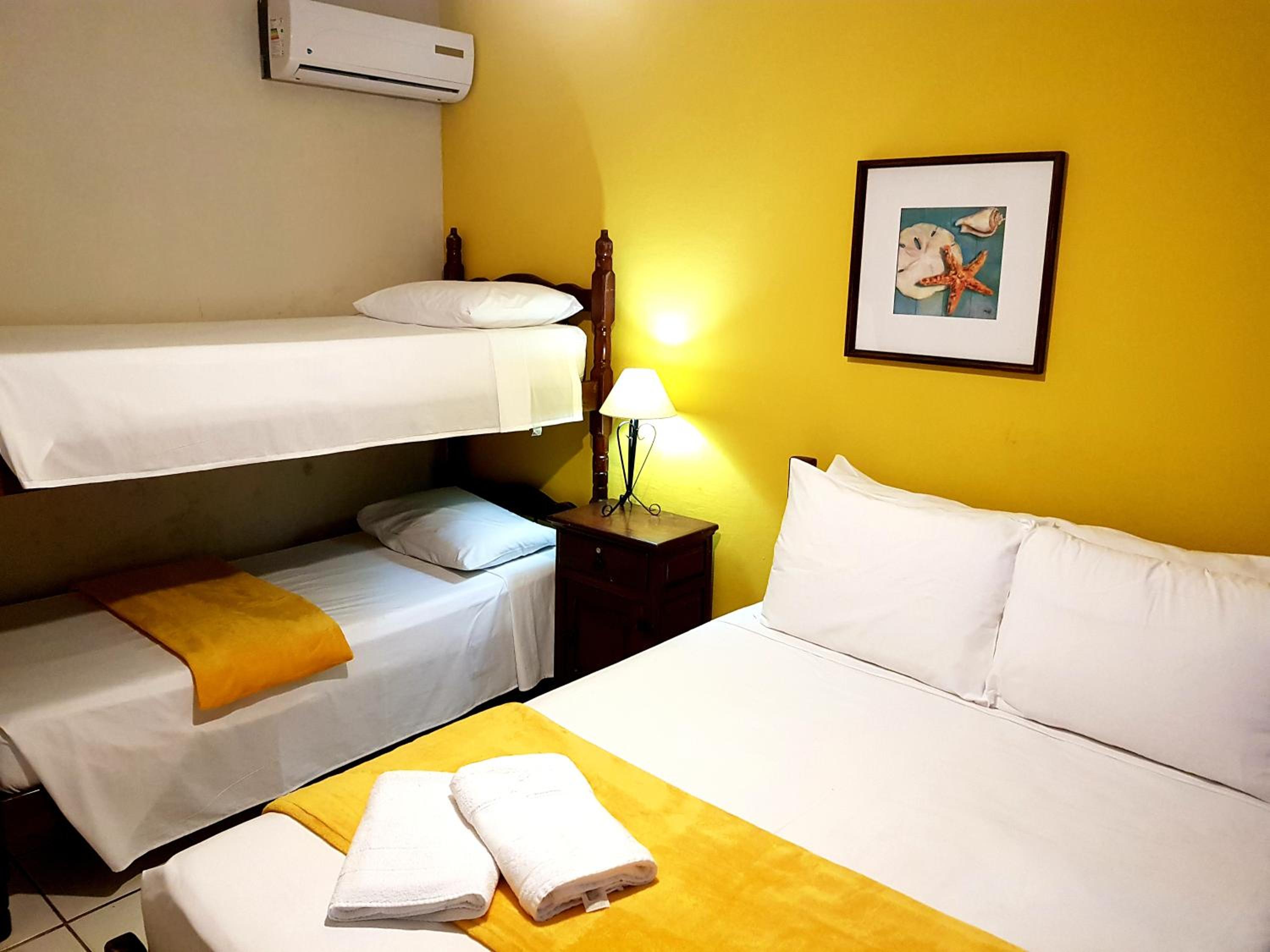 Quadruple Economy Room photo 2