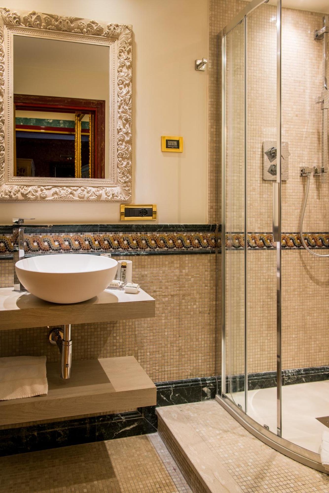 Single Room with External Private Bathroom and View