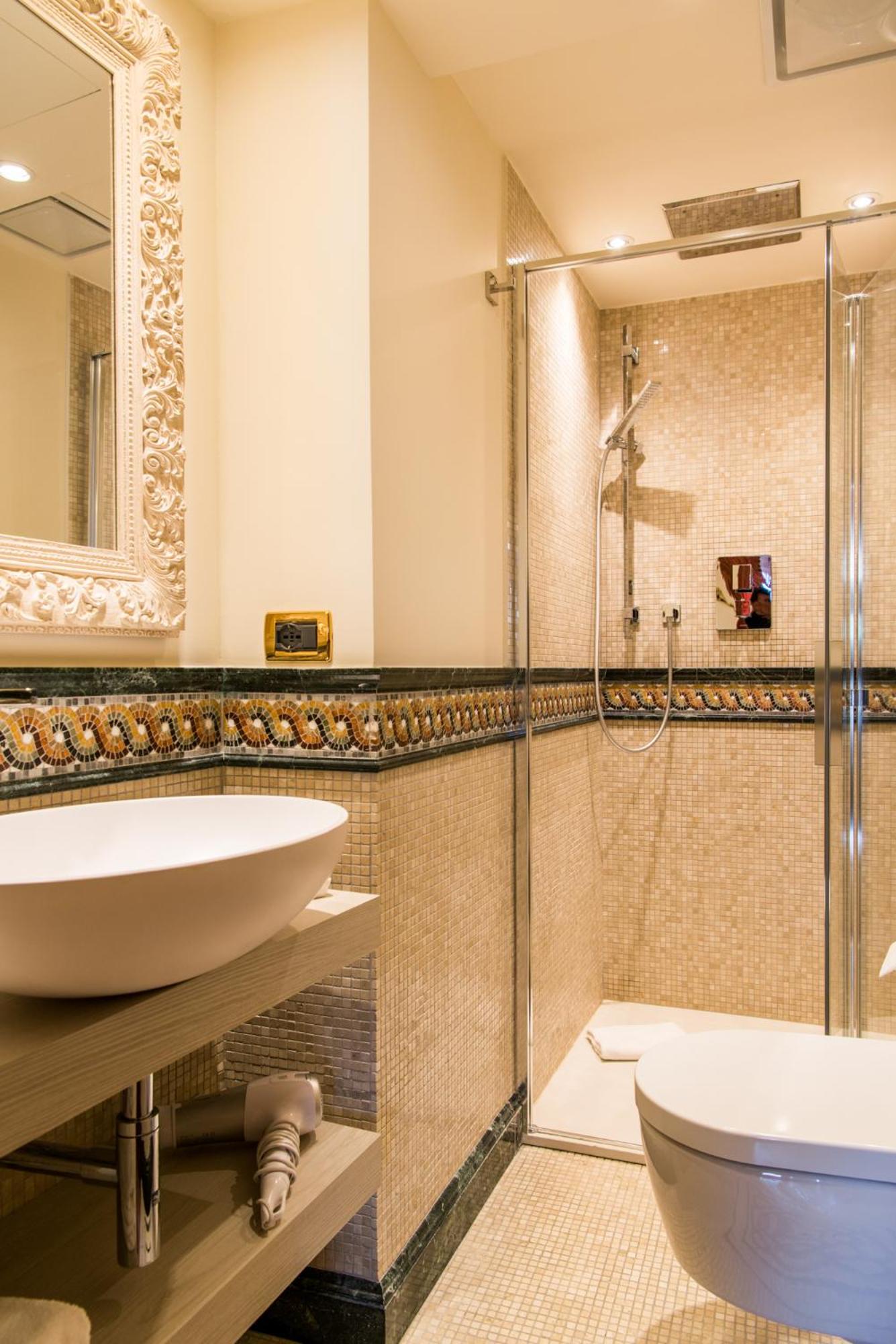 Junior Suite with View thumbnail 5