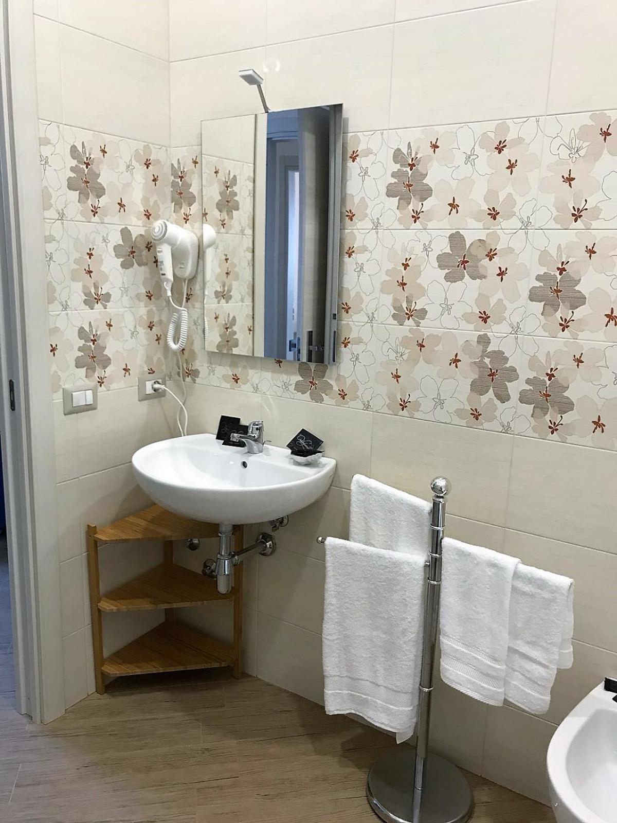 Triple Room with View - Photo 9