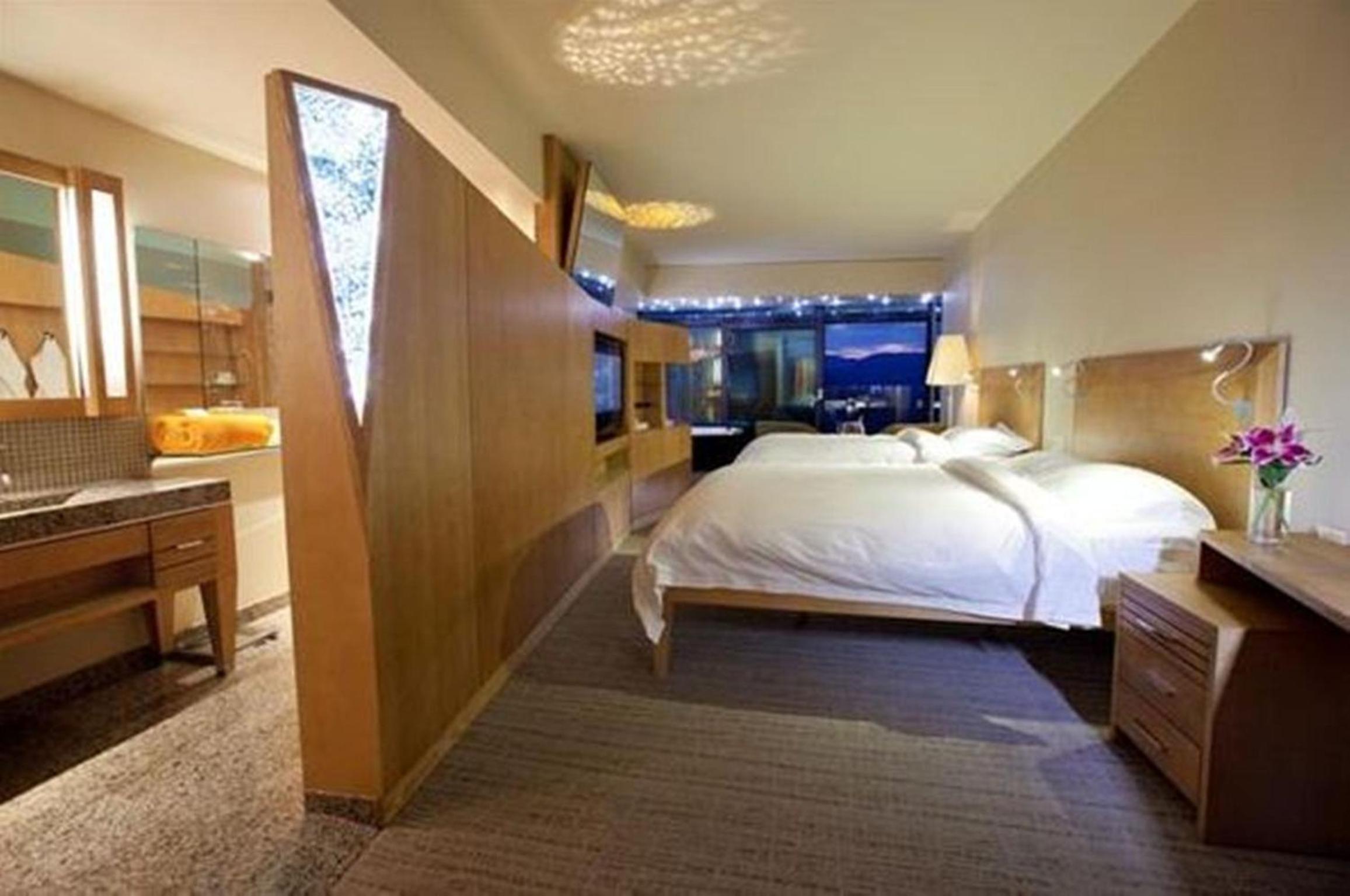 Superior Queen Room with Two Queen Beds With Lake View photo 1