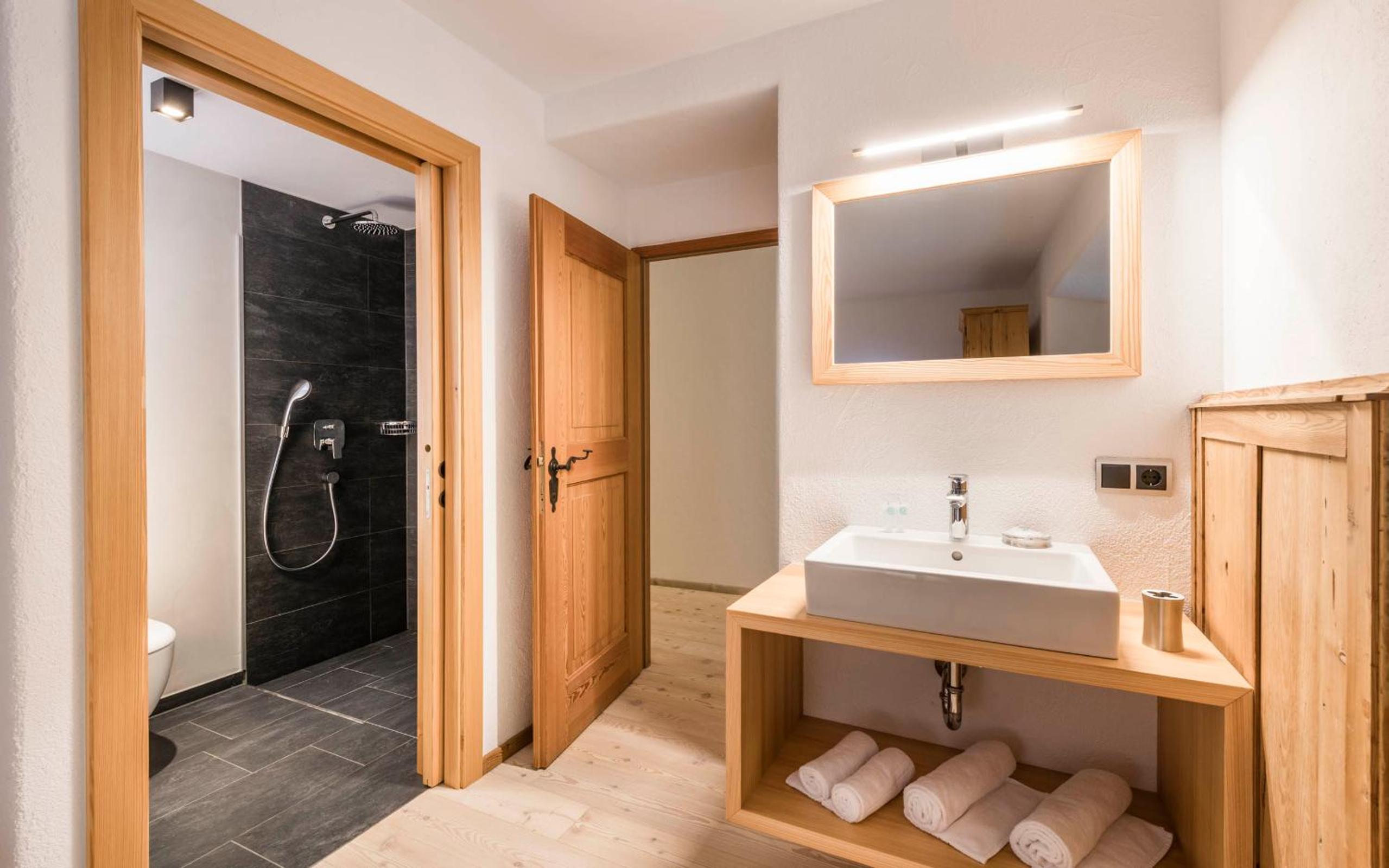 Two-Bedroom Apartment with Balcony photo 2