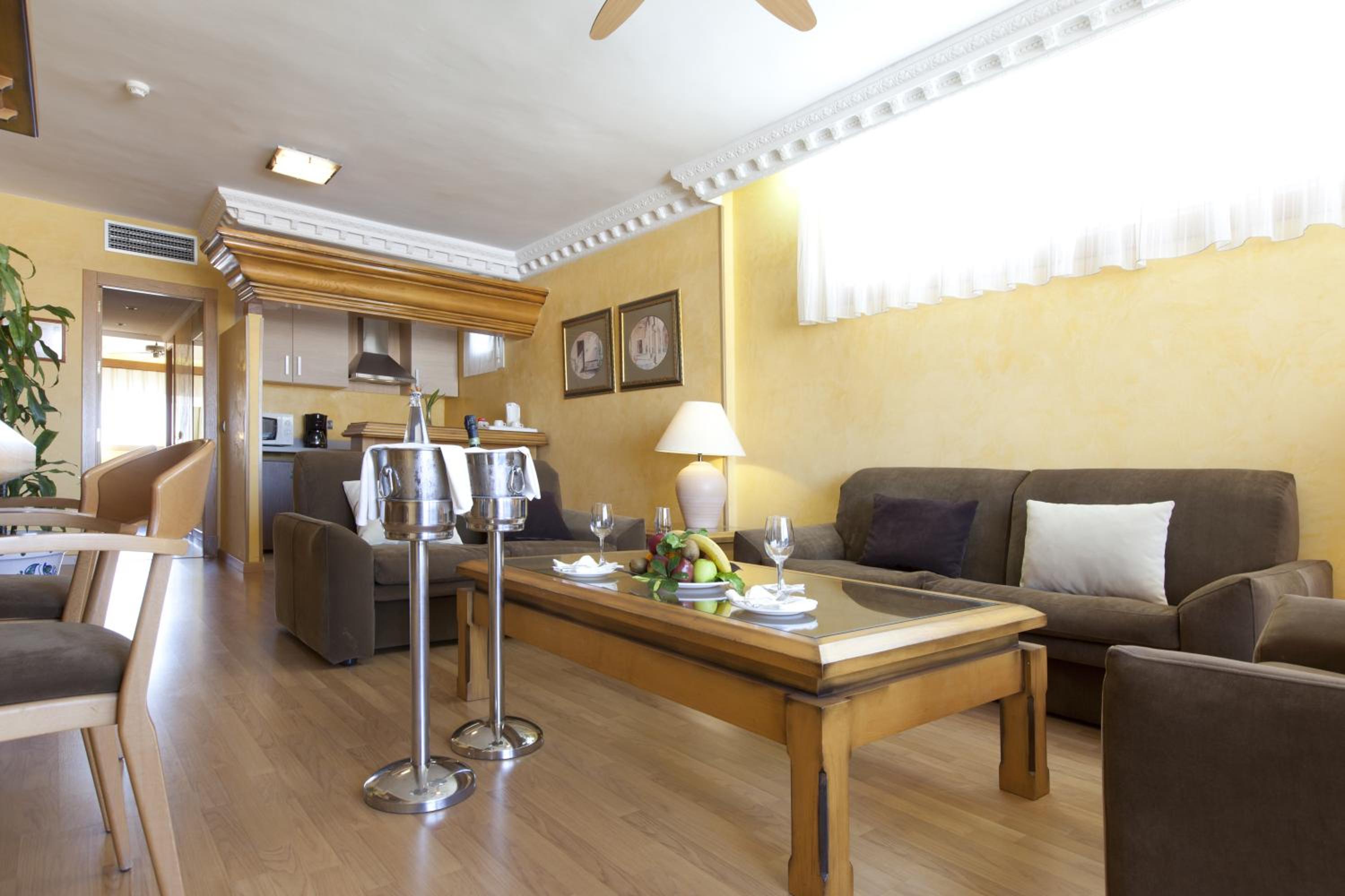 Suite - Photo 9