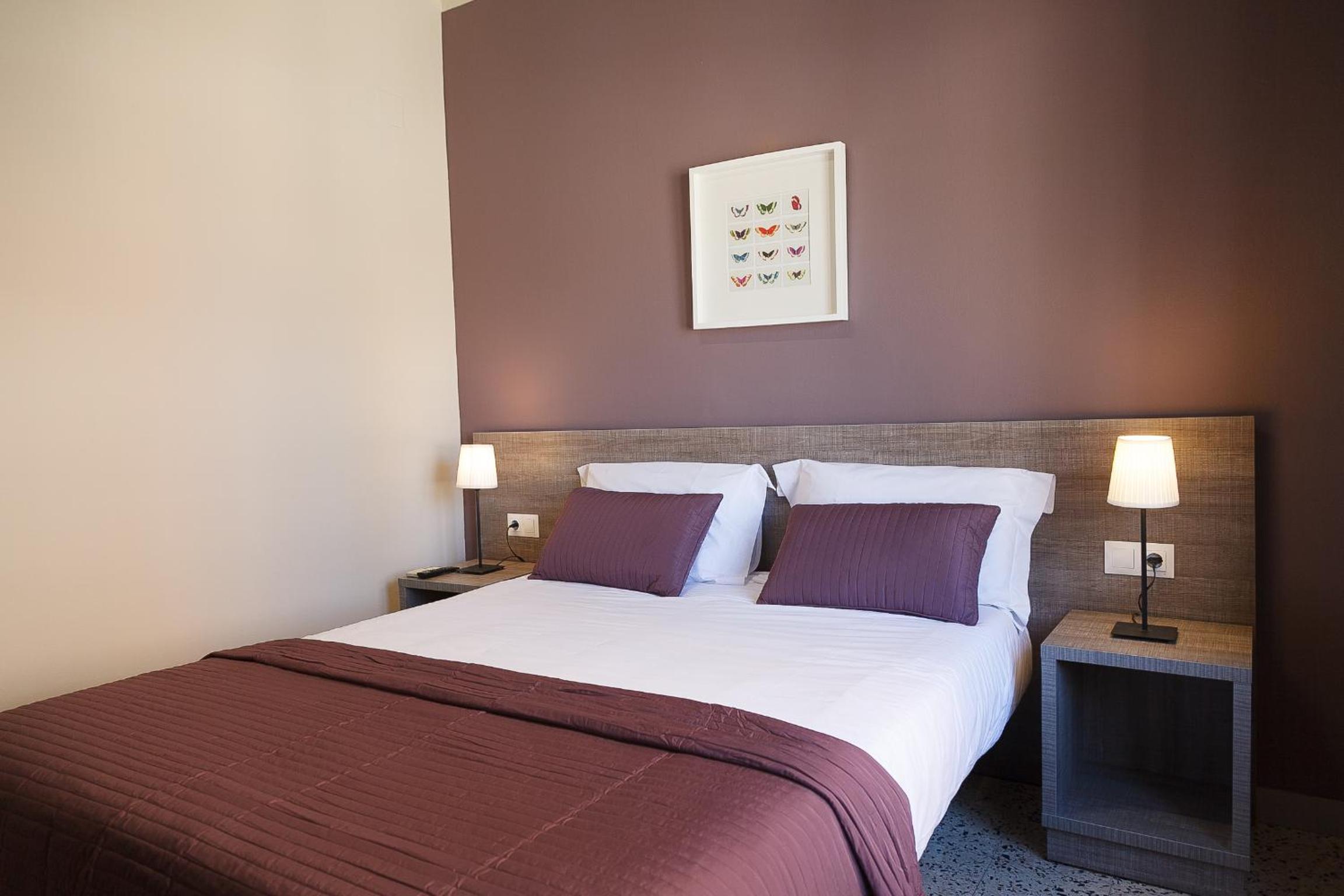 	Standard Double Room with Private Bathroom - Photo 2