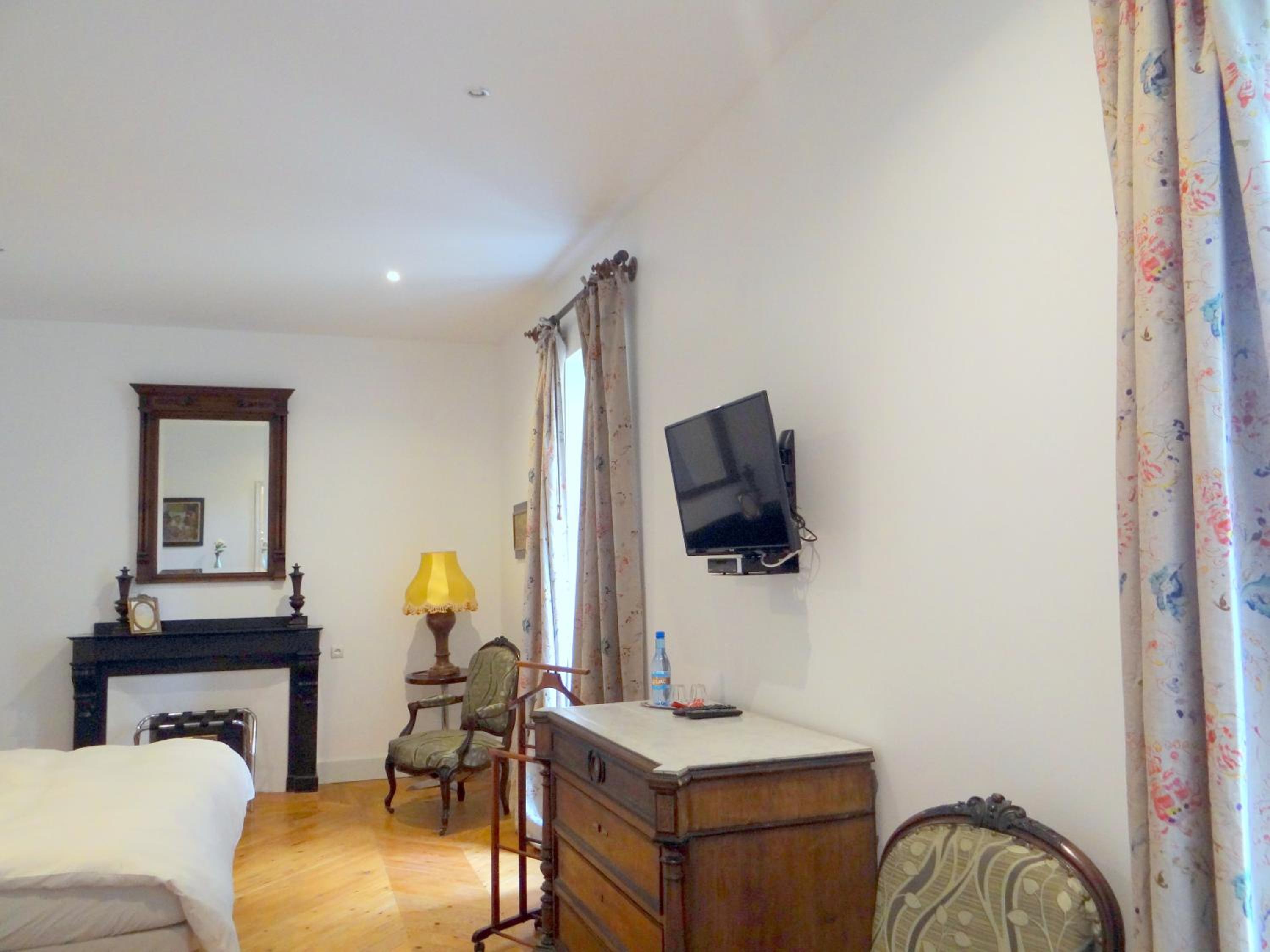 Deluxe Double or Twin Room - Photo 11