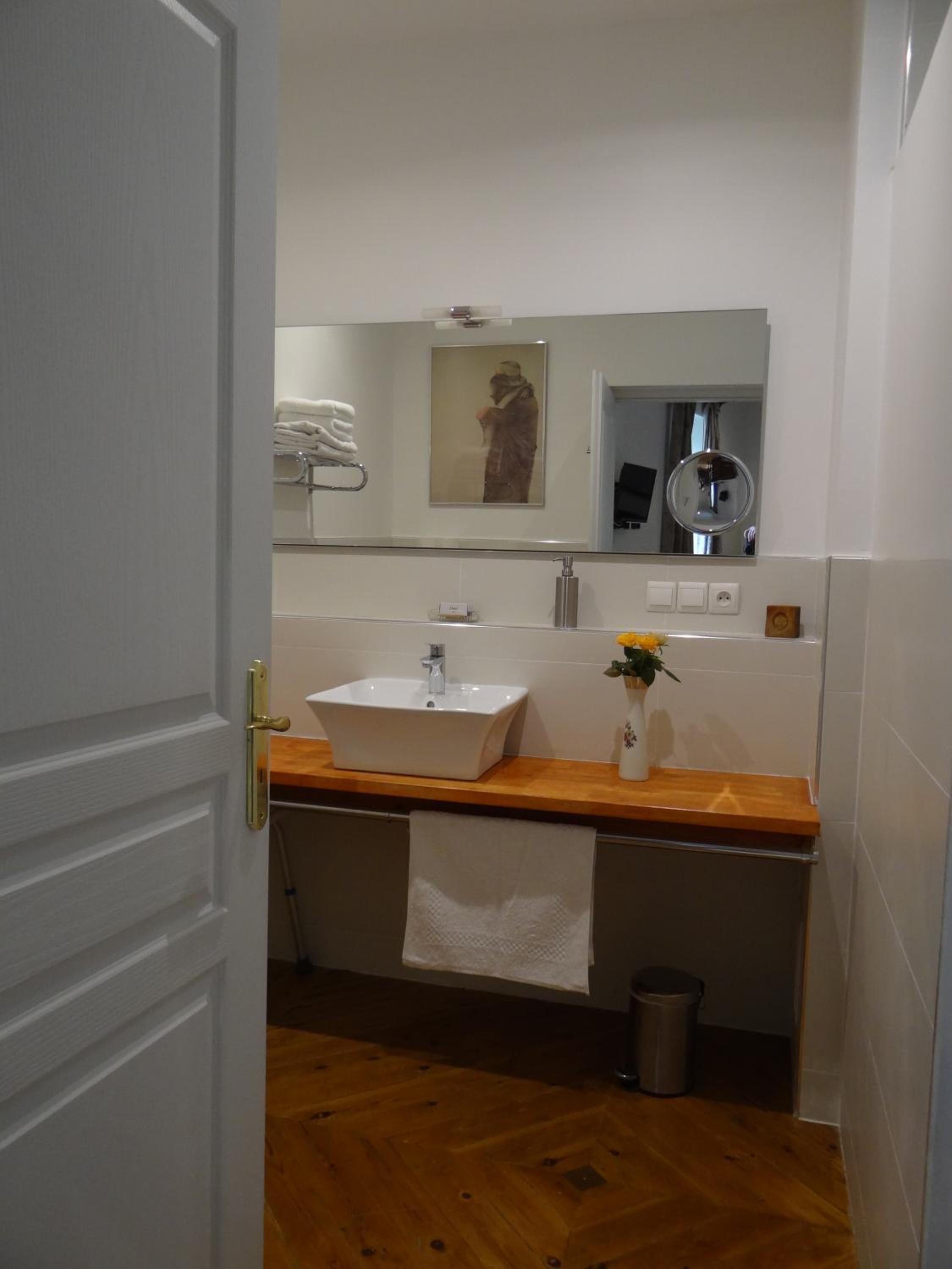 Deluxe Double or Twin Room - Photo 10