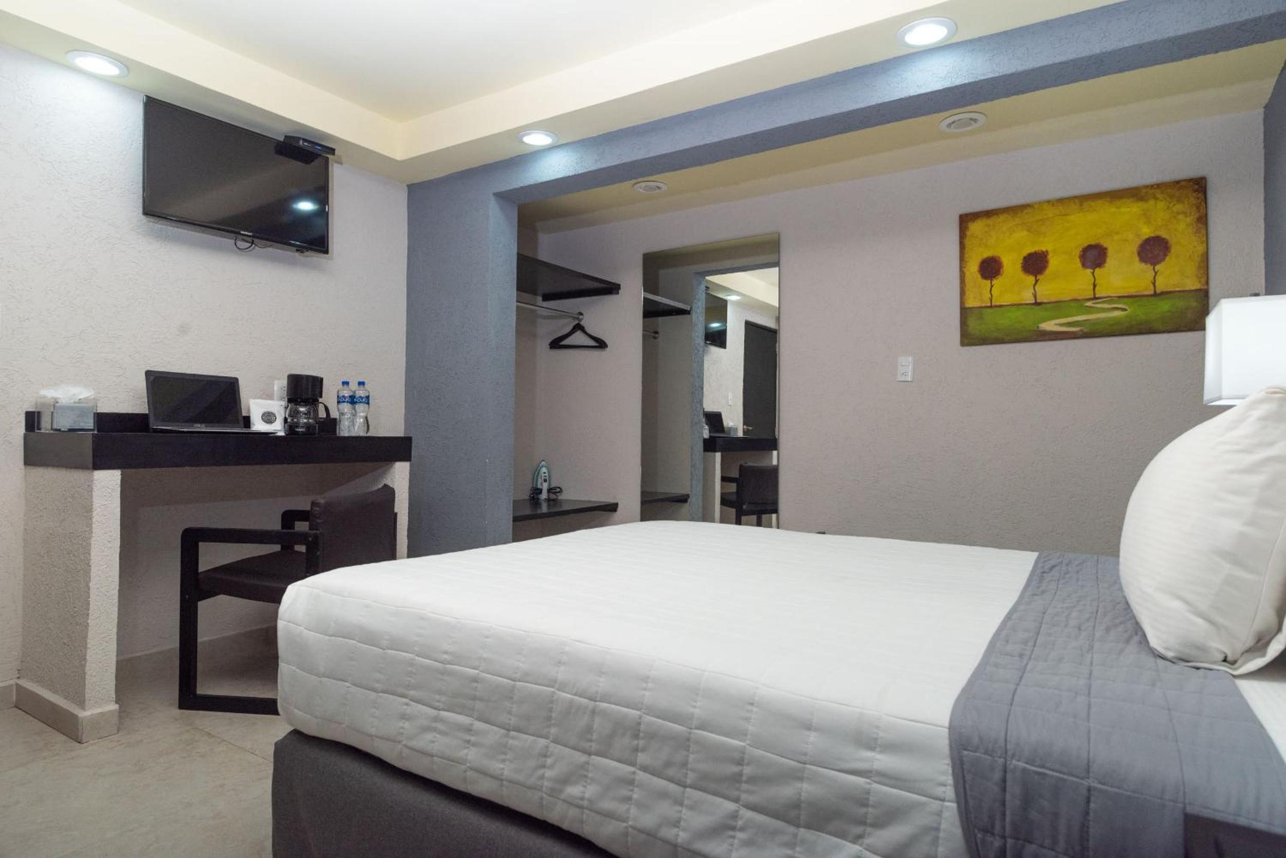 Double Room with One Queen Bed photo 1