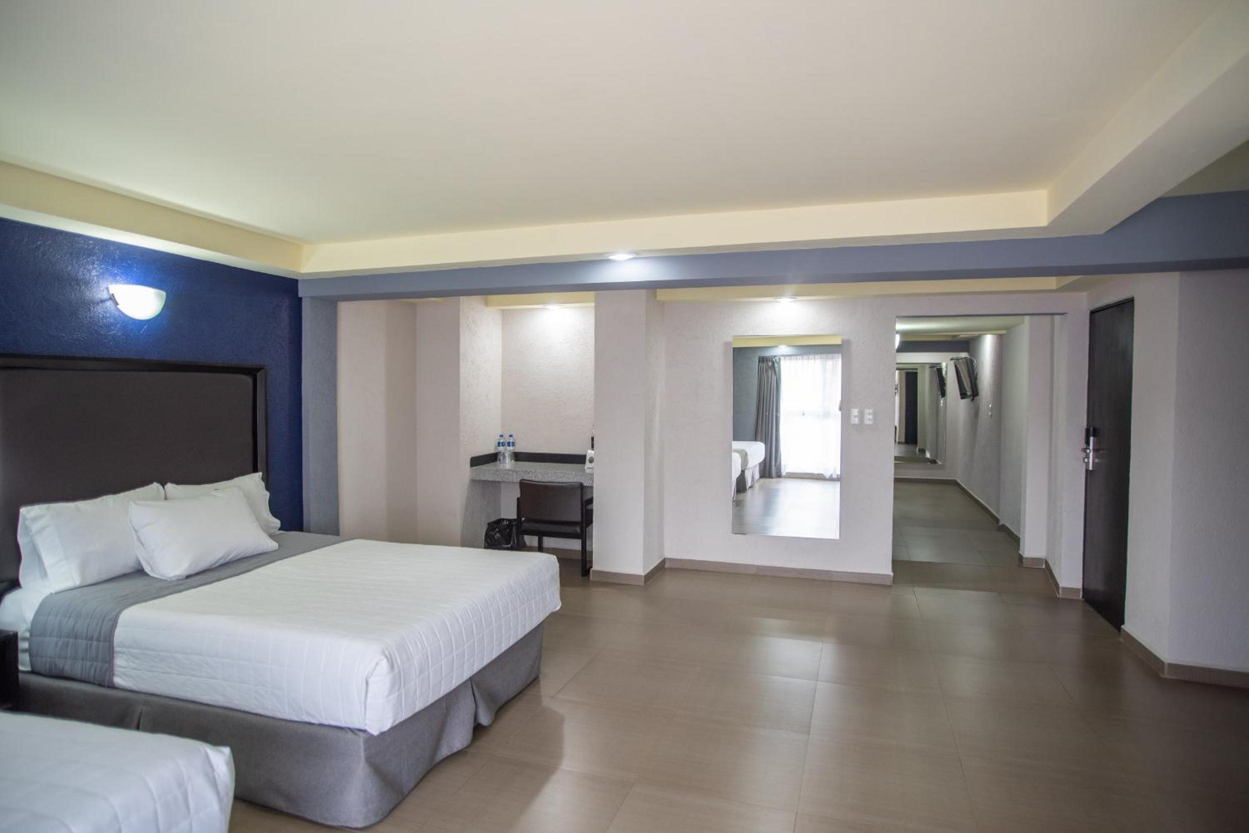 Queen Room with Two Queen Beds photo 3