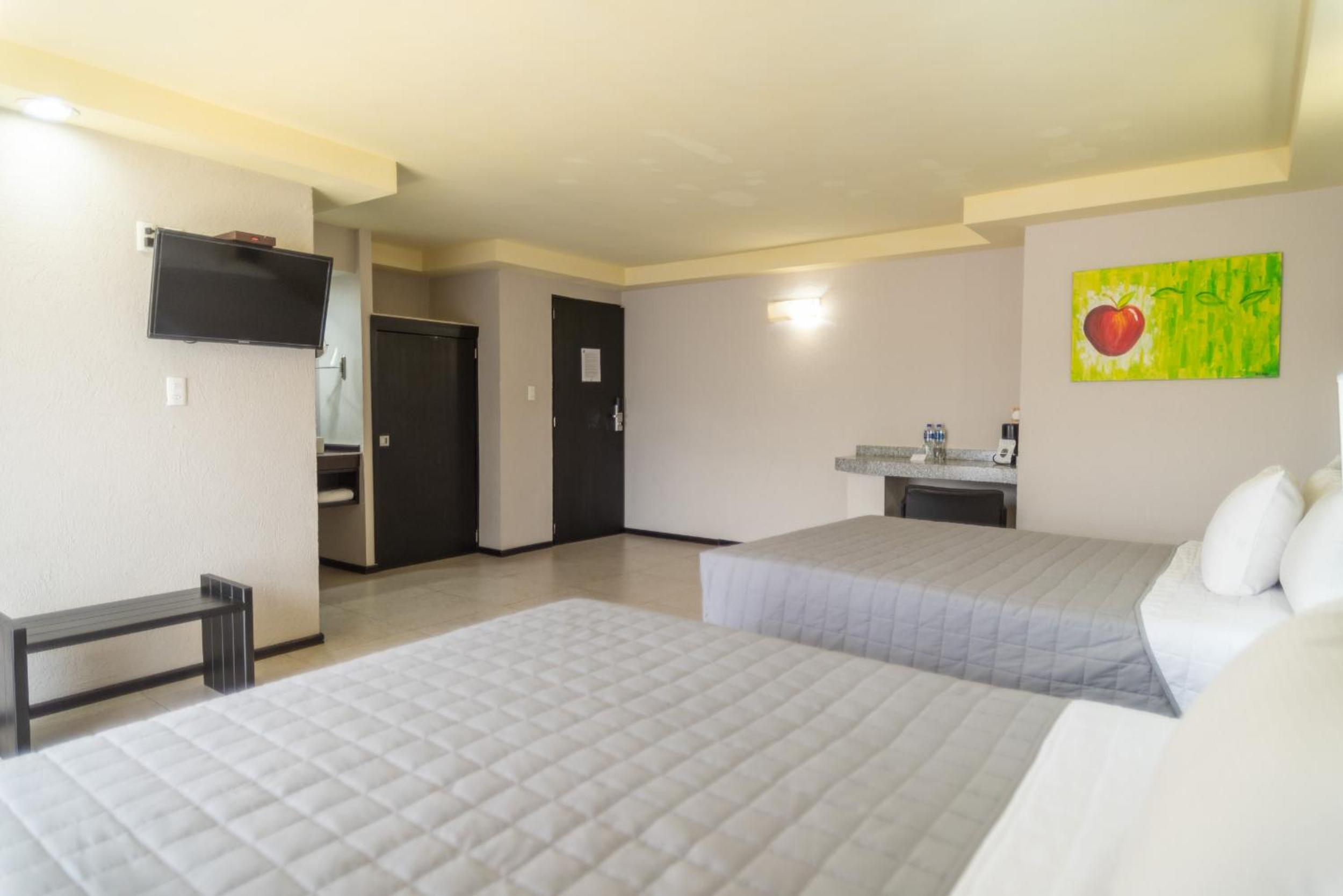 Queen Room with Two Queen Beds photo 2